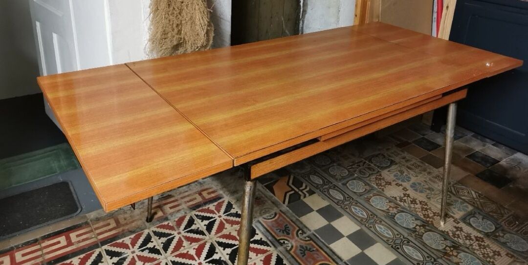 Formica table with extensions