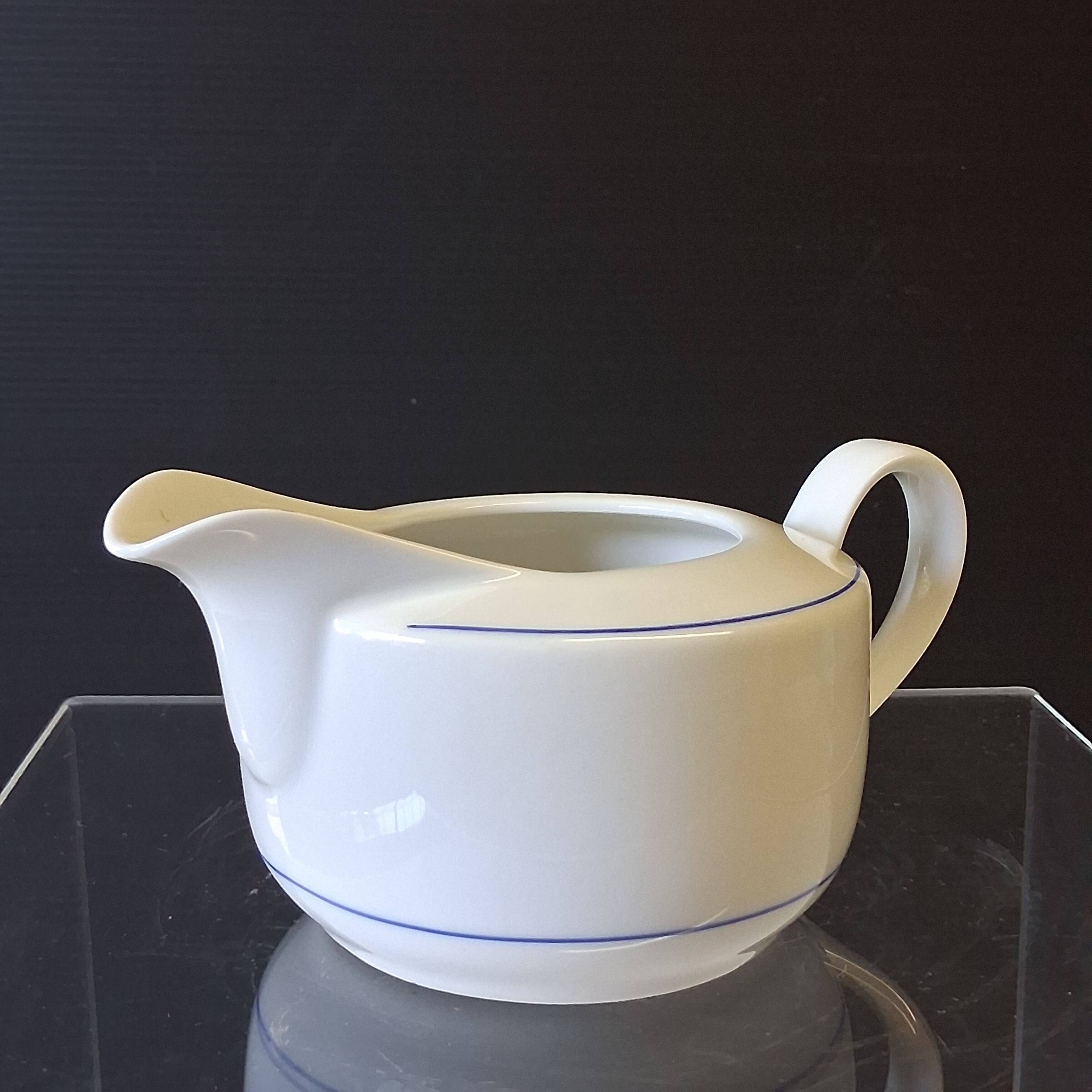 Very pretty white porcelain sauceboat in very good condition.