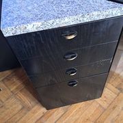 Grand bureau bois laqué et granite 1980