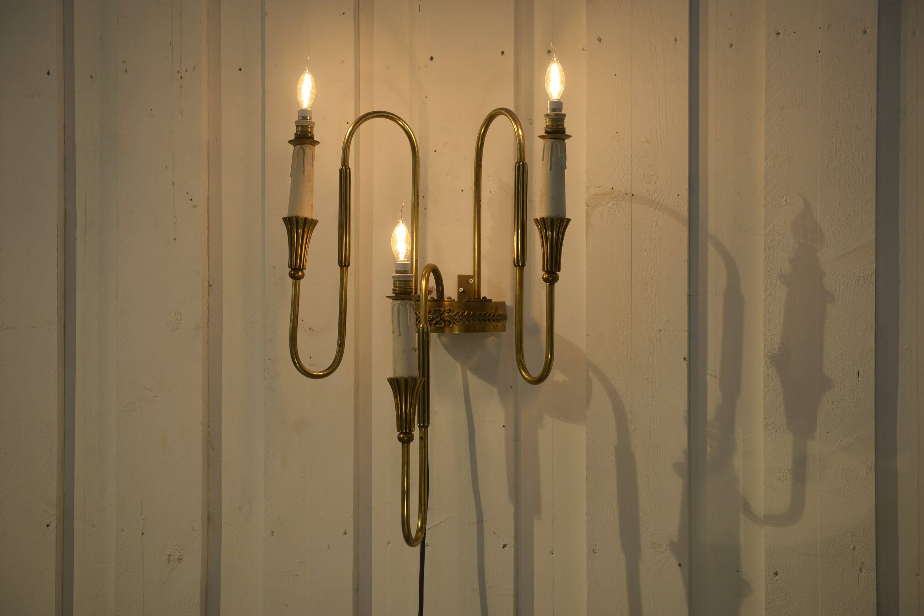 Monumental bronze wall light with three arms, neoclassical Art Deco from the 1940s.