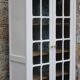 Vitrine parisienne ancienne rénovée – blanc cassé