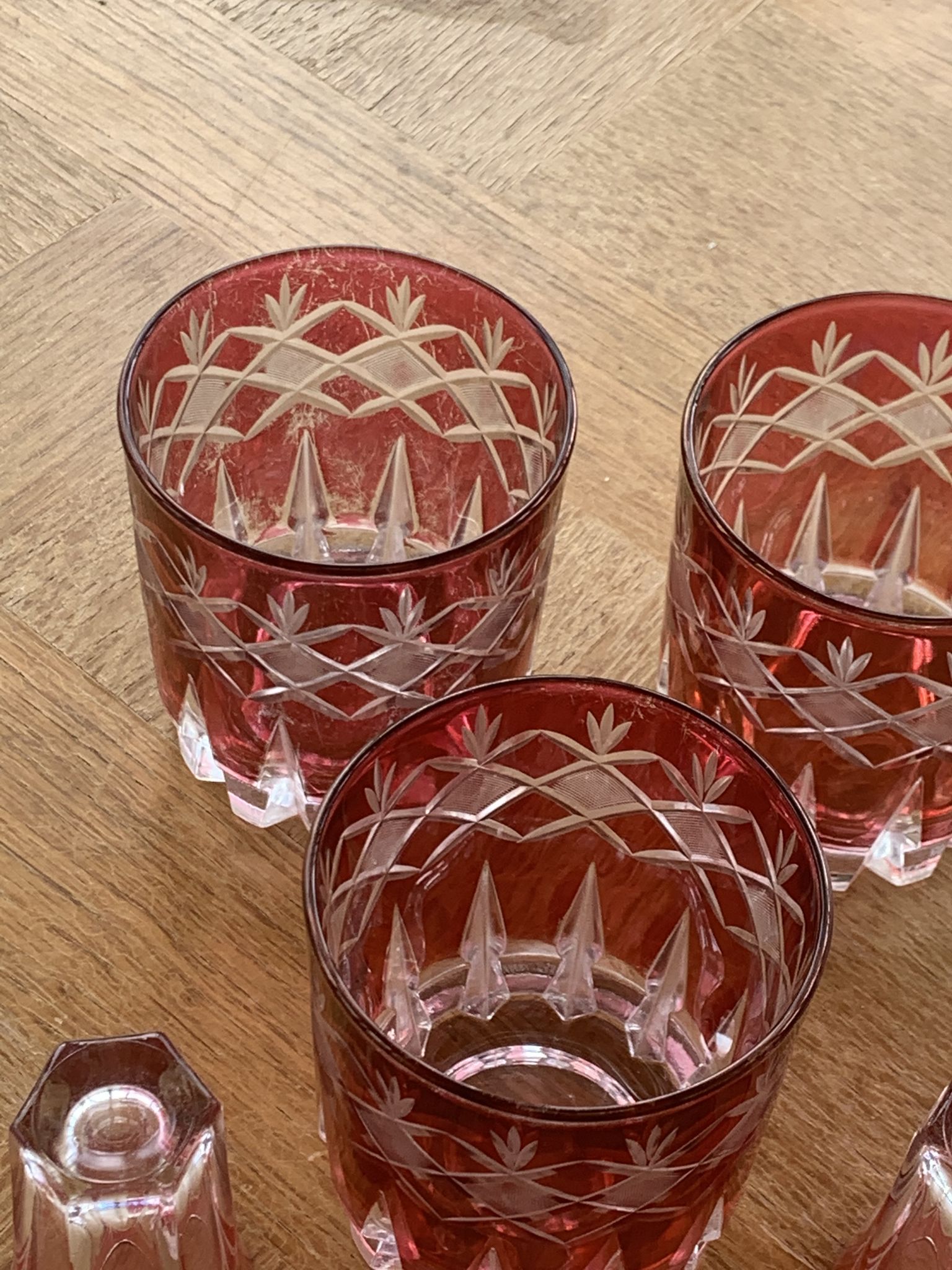 7 verres à apéritif en verre rouge et transparent ciselés vintage