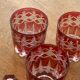 7 verres à apéritif en verre rouge et transparent ciselés vintage