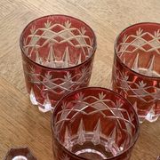7 verres à apéritif en verre rouge et transparent ciselés vintage
