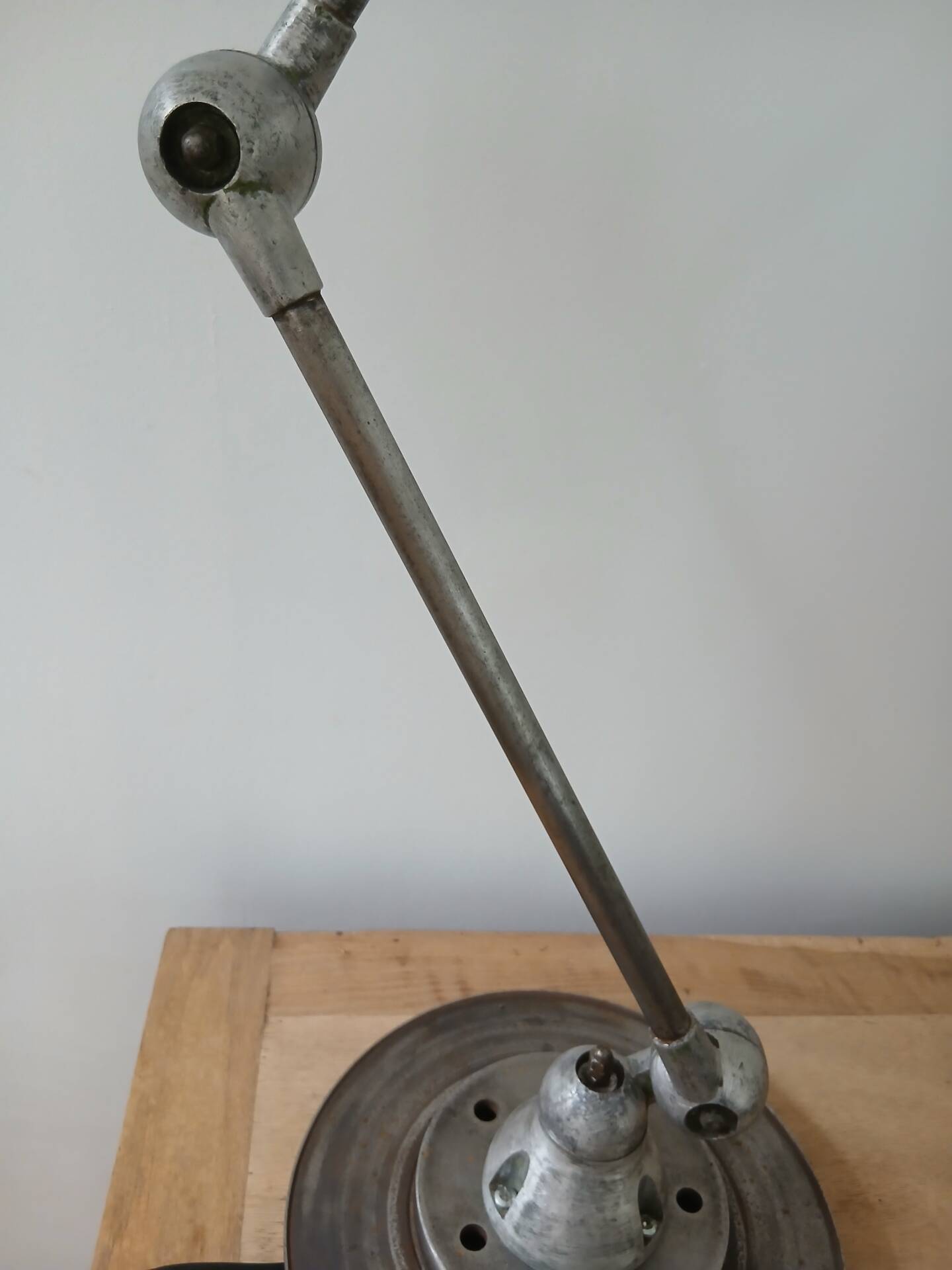 Jieldé lamp with 2 articulated metal arms, industrial style.