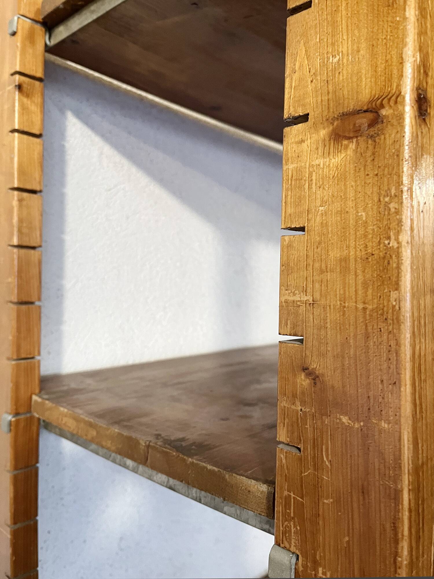 Modular shelf in solid pine