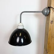 Lampe murale industrielle avec abat-jour en émail noir, années 1960