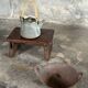 Petit tabouret d'appoint en teck upcyclé traces de chromie verte pied