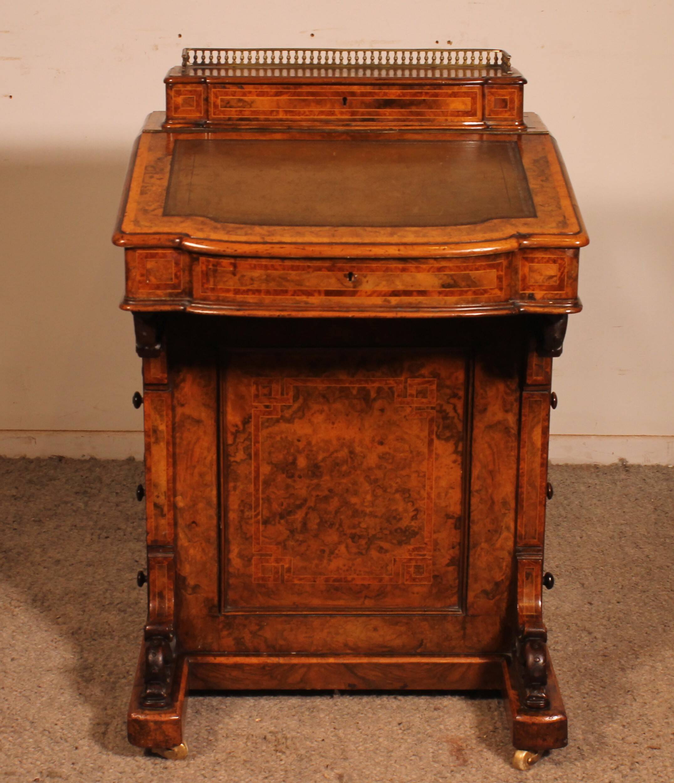 Davenport desk in burr walnut and inlays from the first part of