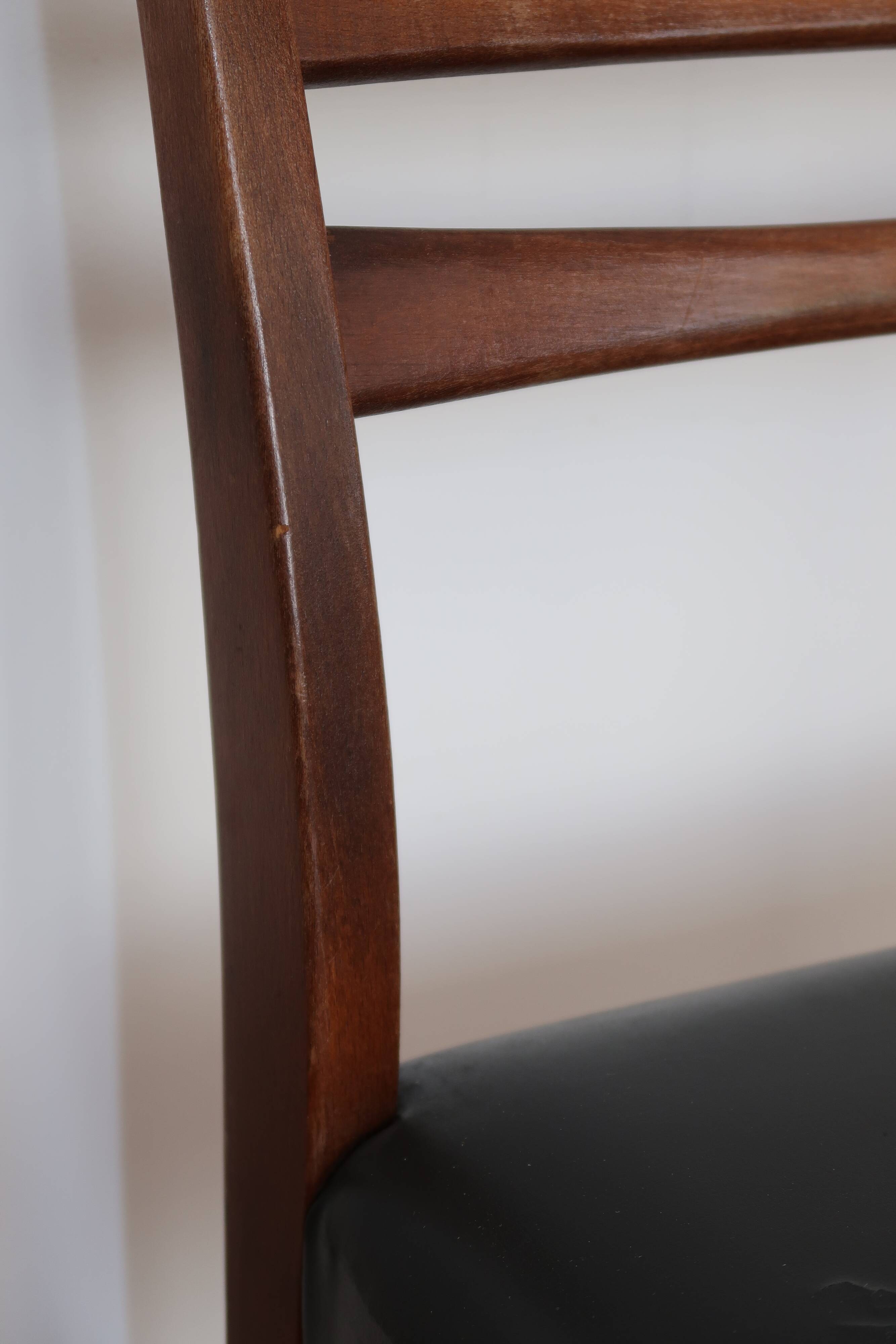 Pair of Scandinavian chairs skaï black