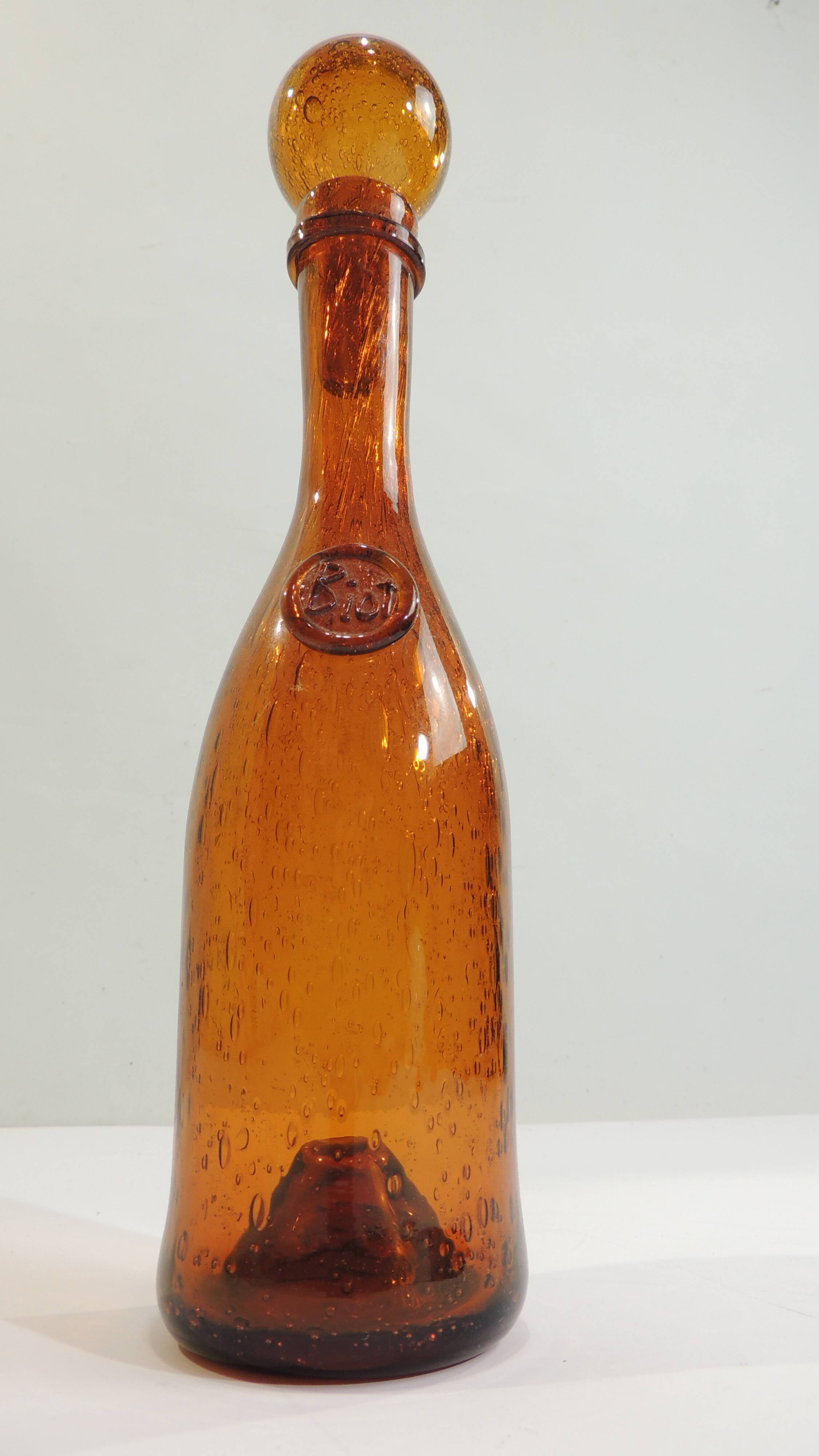 Amber bottle in bubbled blown glass, signed Biot – France, vintage 1970s