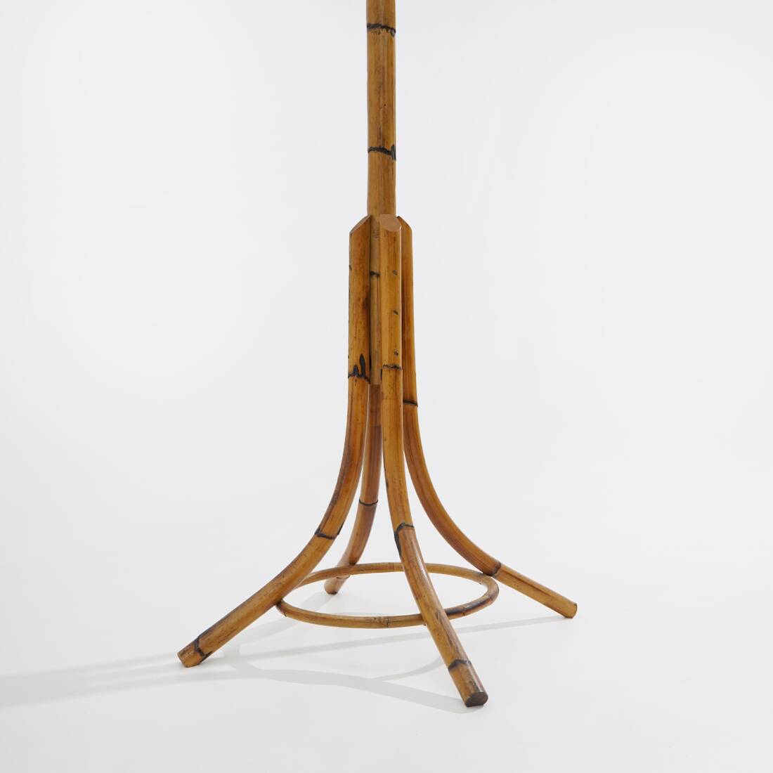 Porte-manteau sur pied en rattan et osier tressé, années 1960.