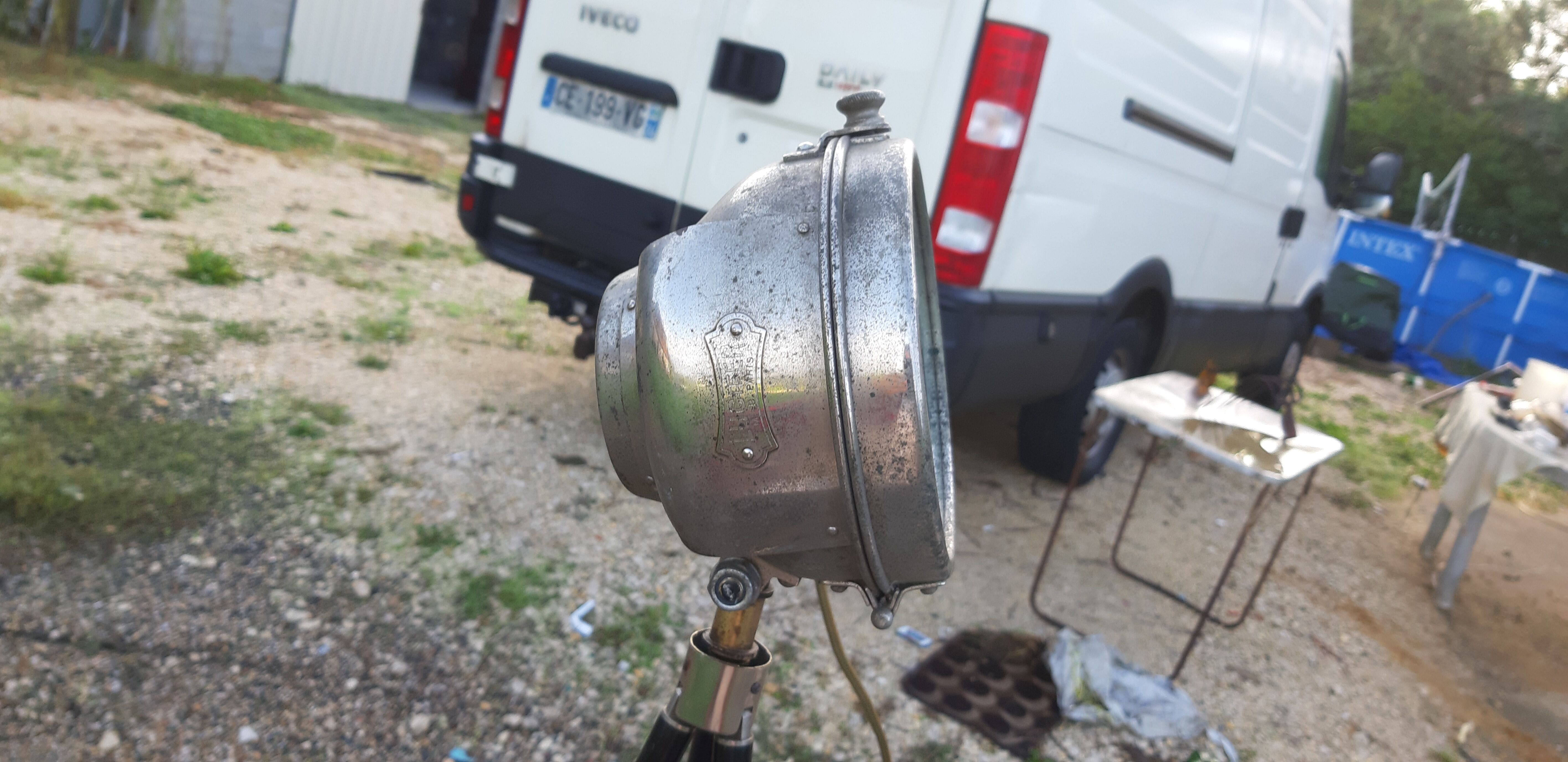 Lampe industrielle sur pied