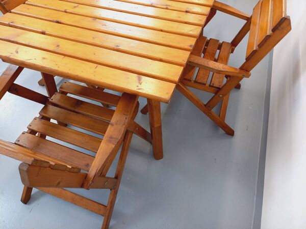 Salon de jardin vintage composé d’une table avec rallonges et 4 fauteuils