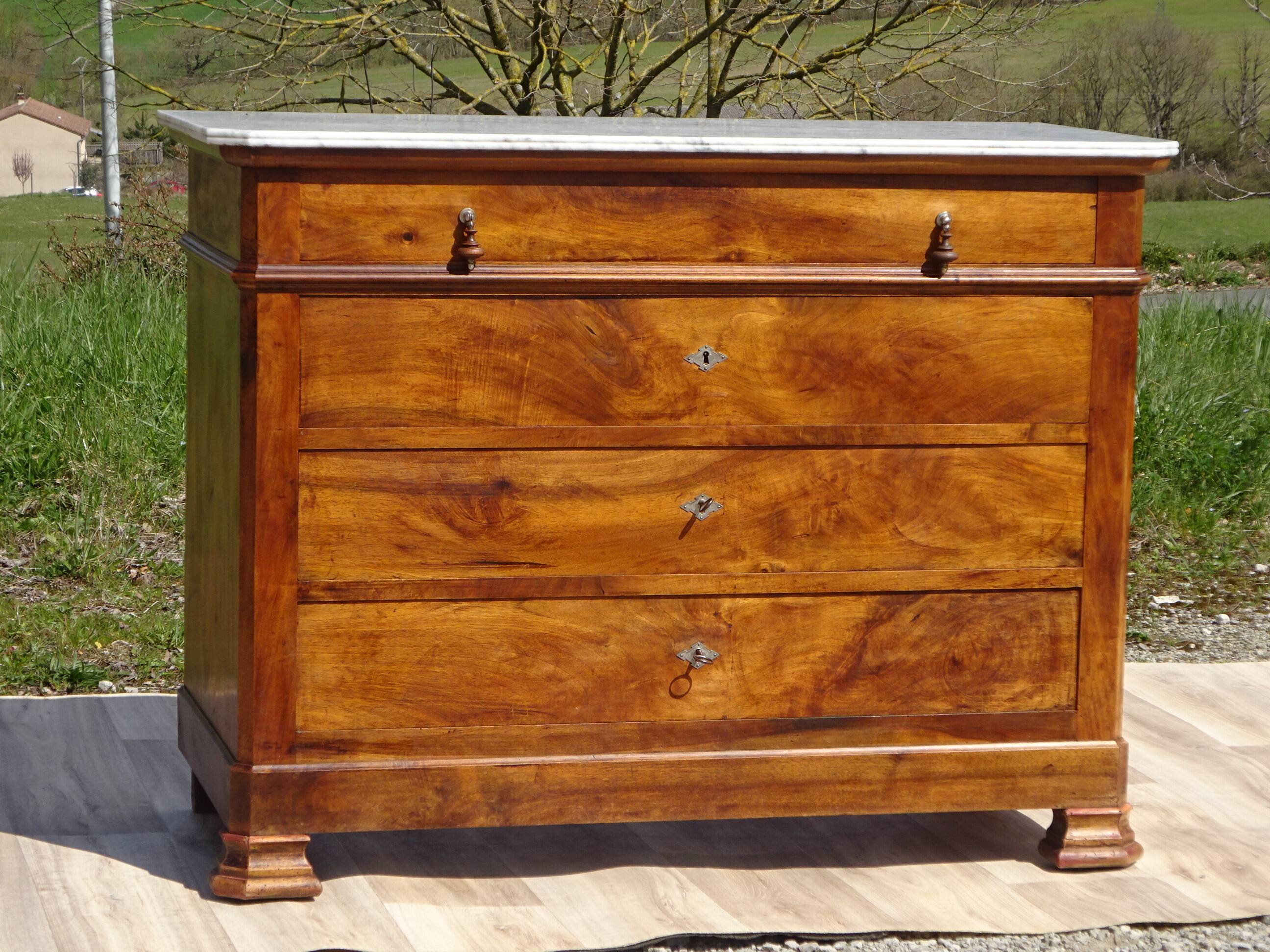 Commode en noyer de style et époque Louis Philippe