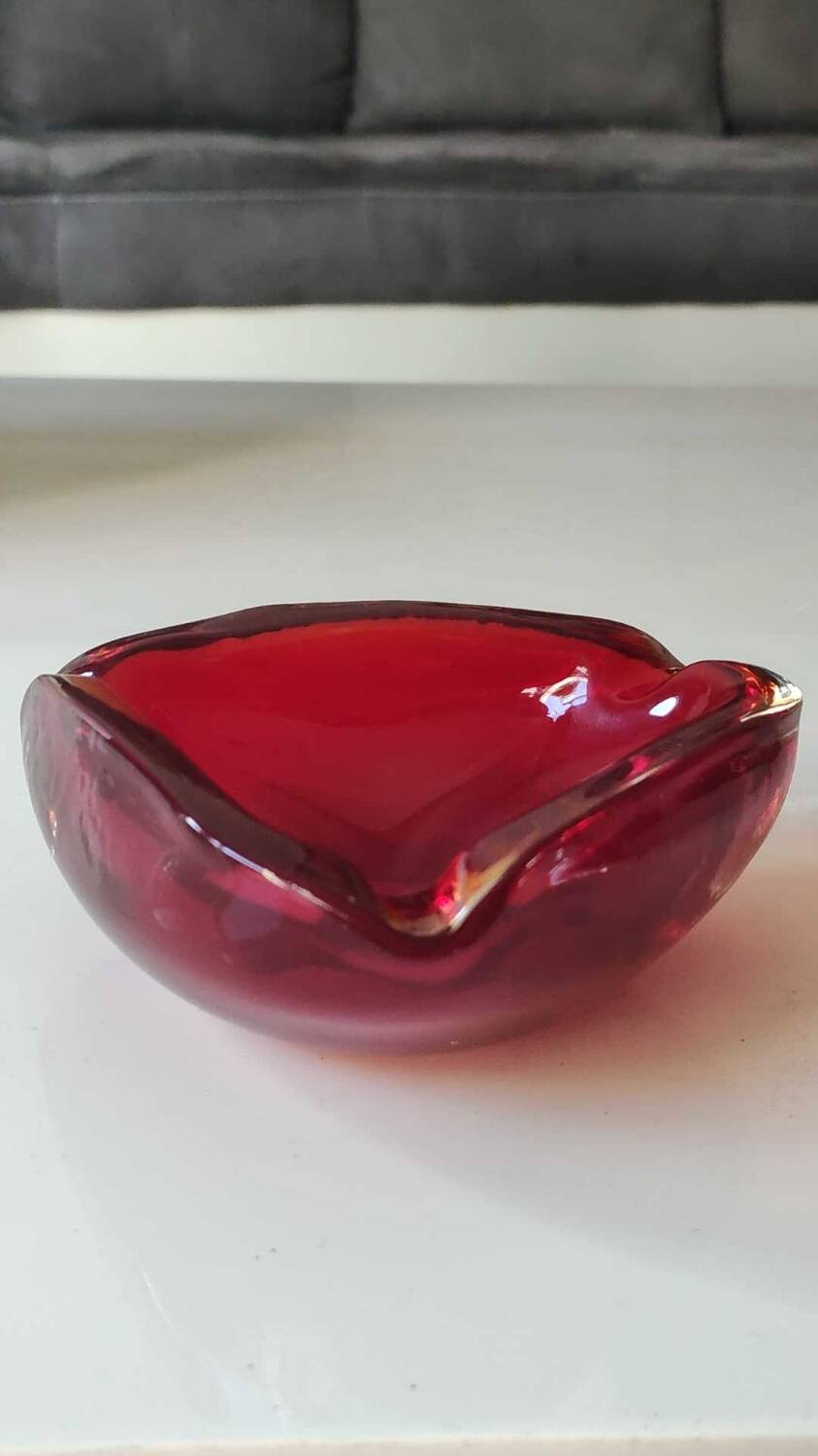 Cendrier/Vide poche en verre d Art soufflé Murano/Italie. Couleur rouge rubis/ambre