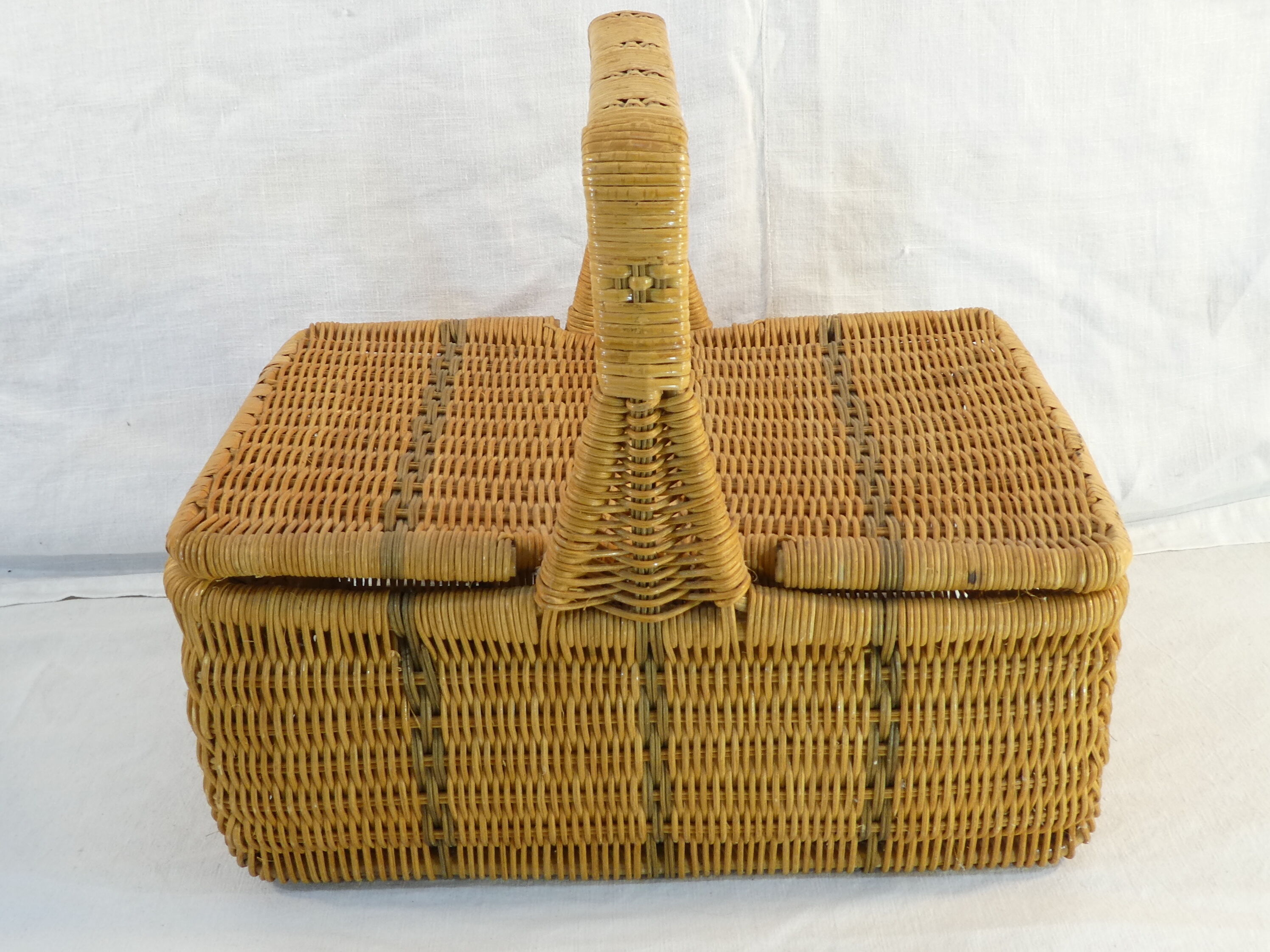 Former PIQUE-NIQUE basket has double-beating wicker