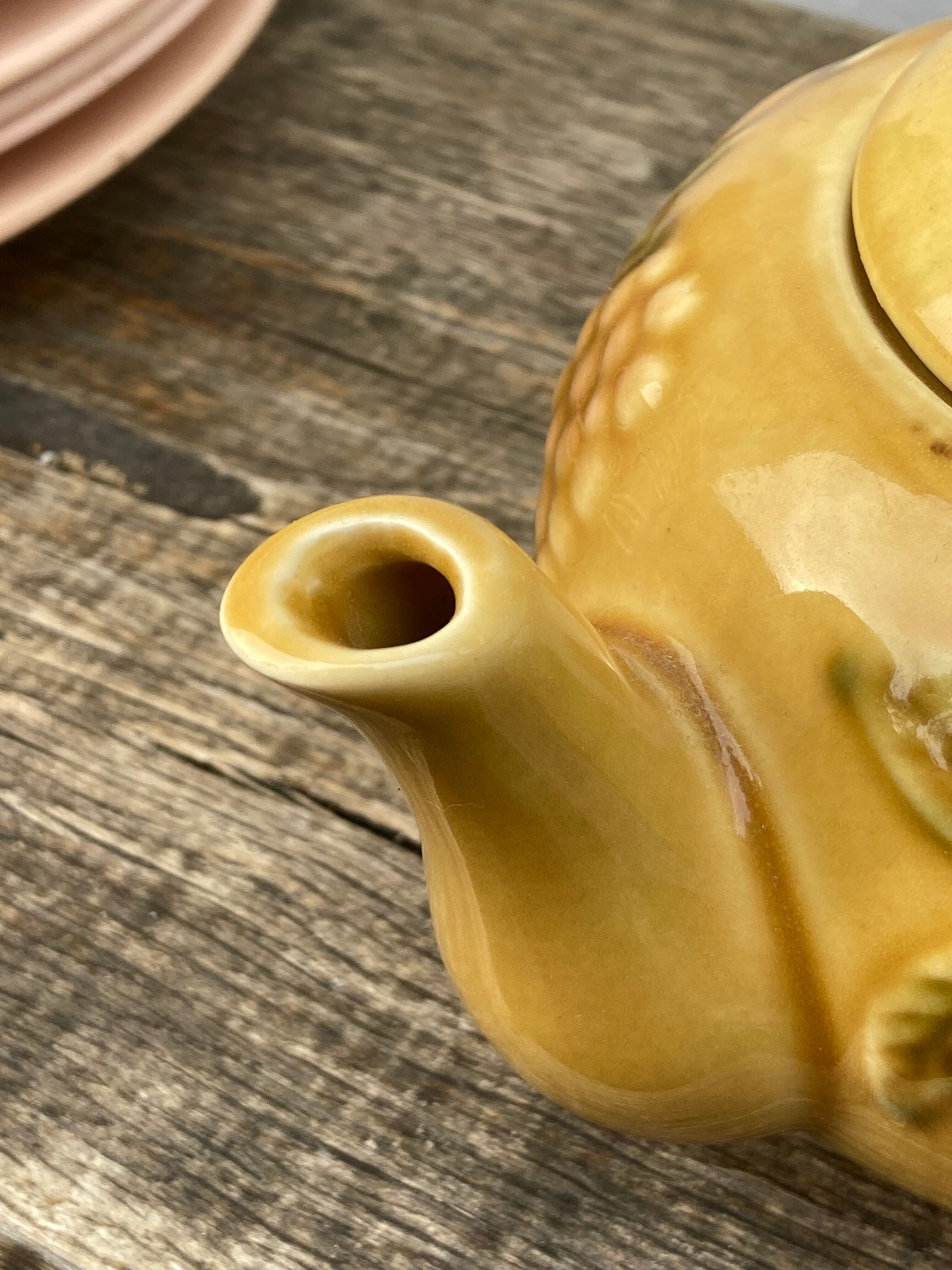 Teapot in vintage beige fruit slip