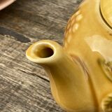 Teapot in vintage beige fruit slip