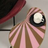 Petite table d'appoint, forme rein, rayures rose-taupe, 3 pieds élégants, style années 50