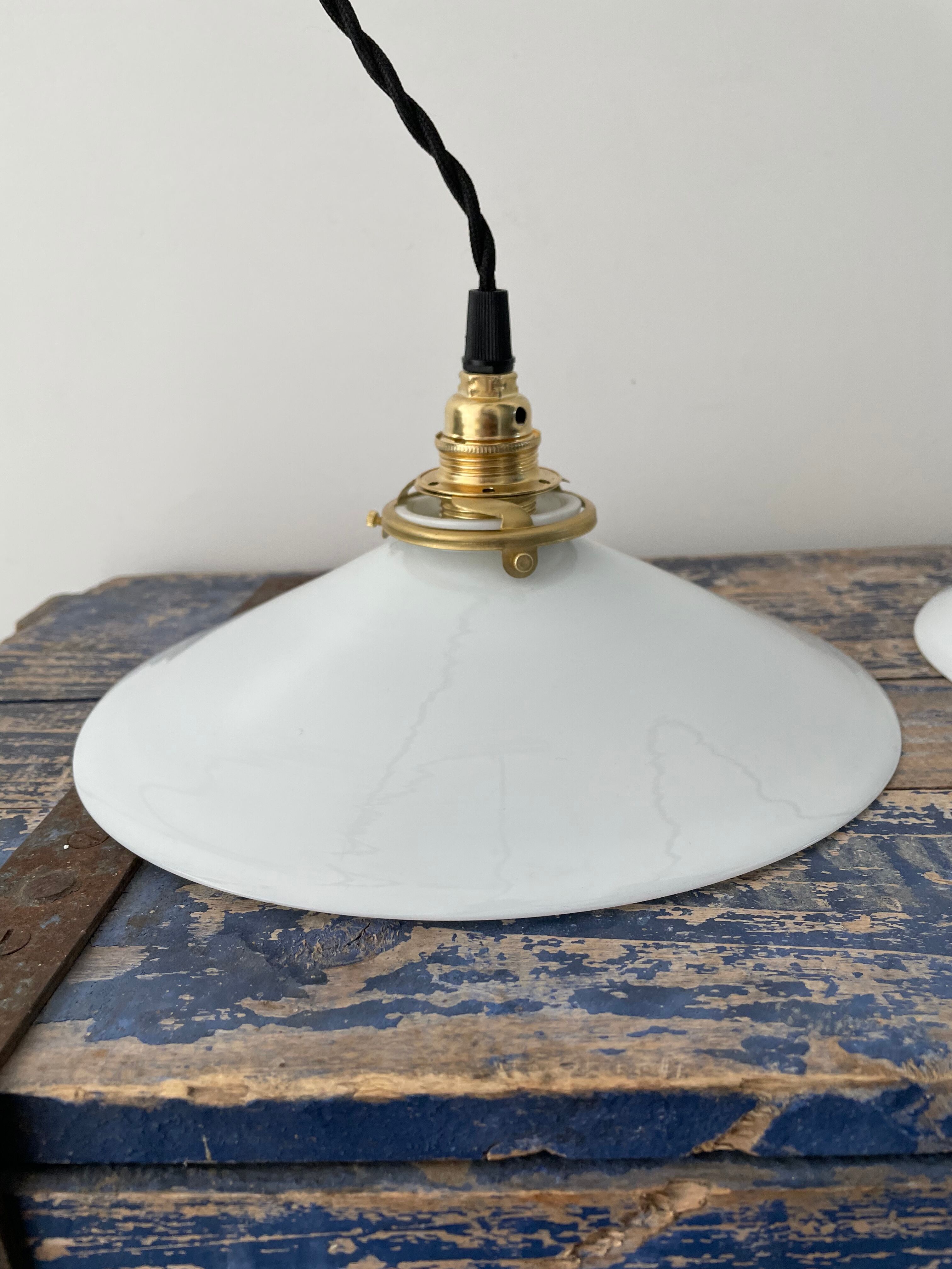 Set of two white opaline hanging lamps