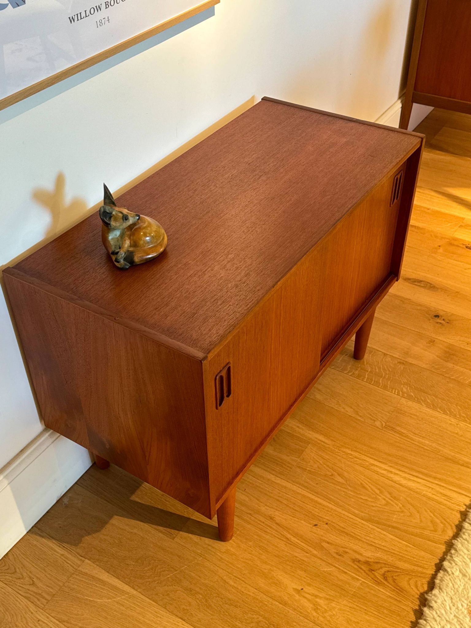 Petit buffet scandinave vintage en teck "Lauge"