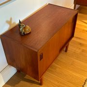 Petit buffet scandinave vintage en teck "Lauge"