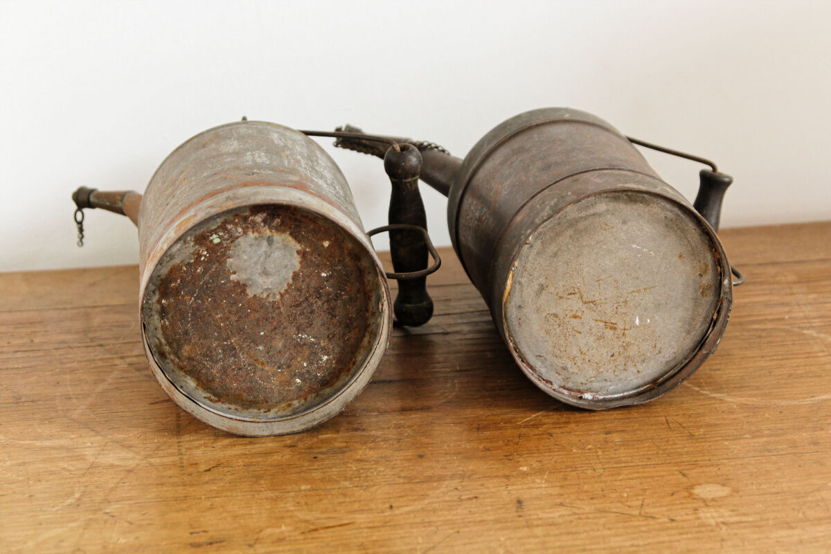 Pair of garage oil burettes