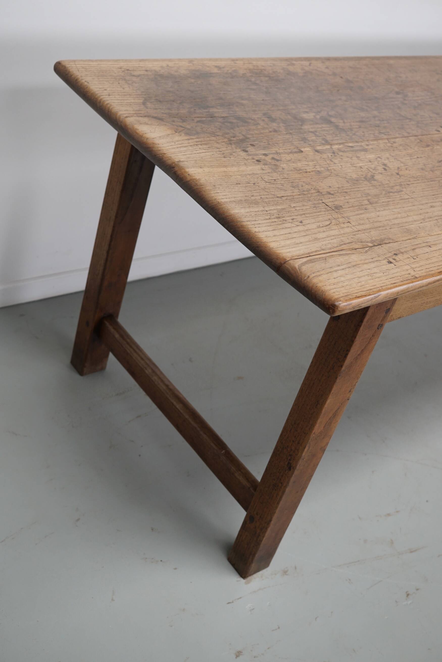 Grande table à manger rustique française du XIXe siècle en orme et chêne