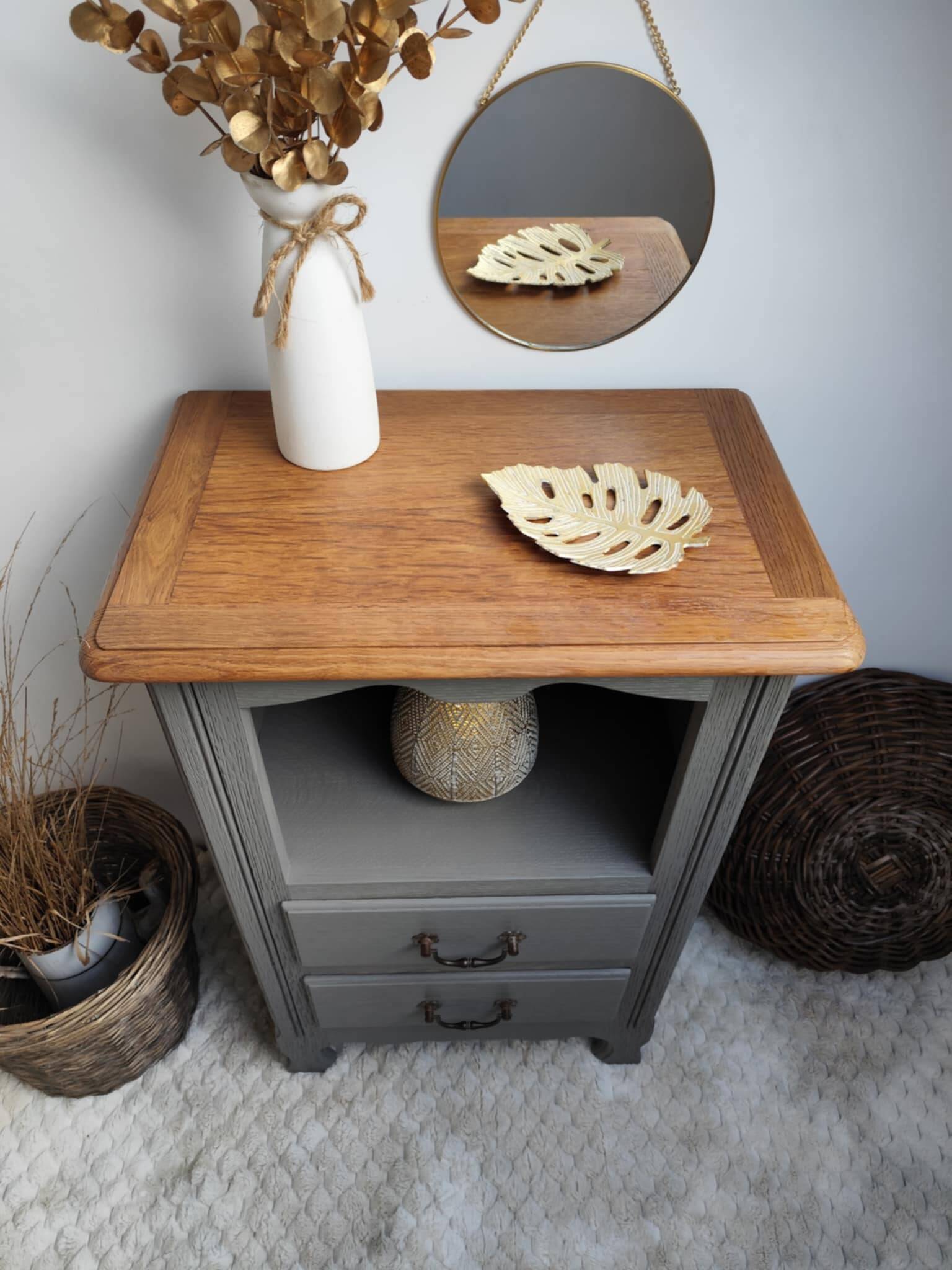 Oak chest of drawers
