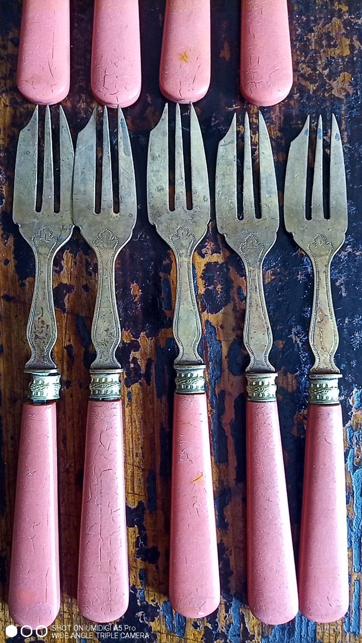 9 fourchettes à gâteau en laiton - manche en bakélite d'époque