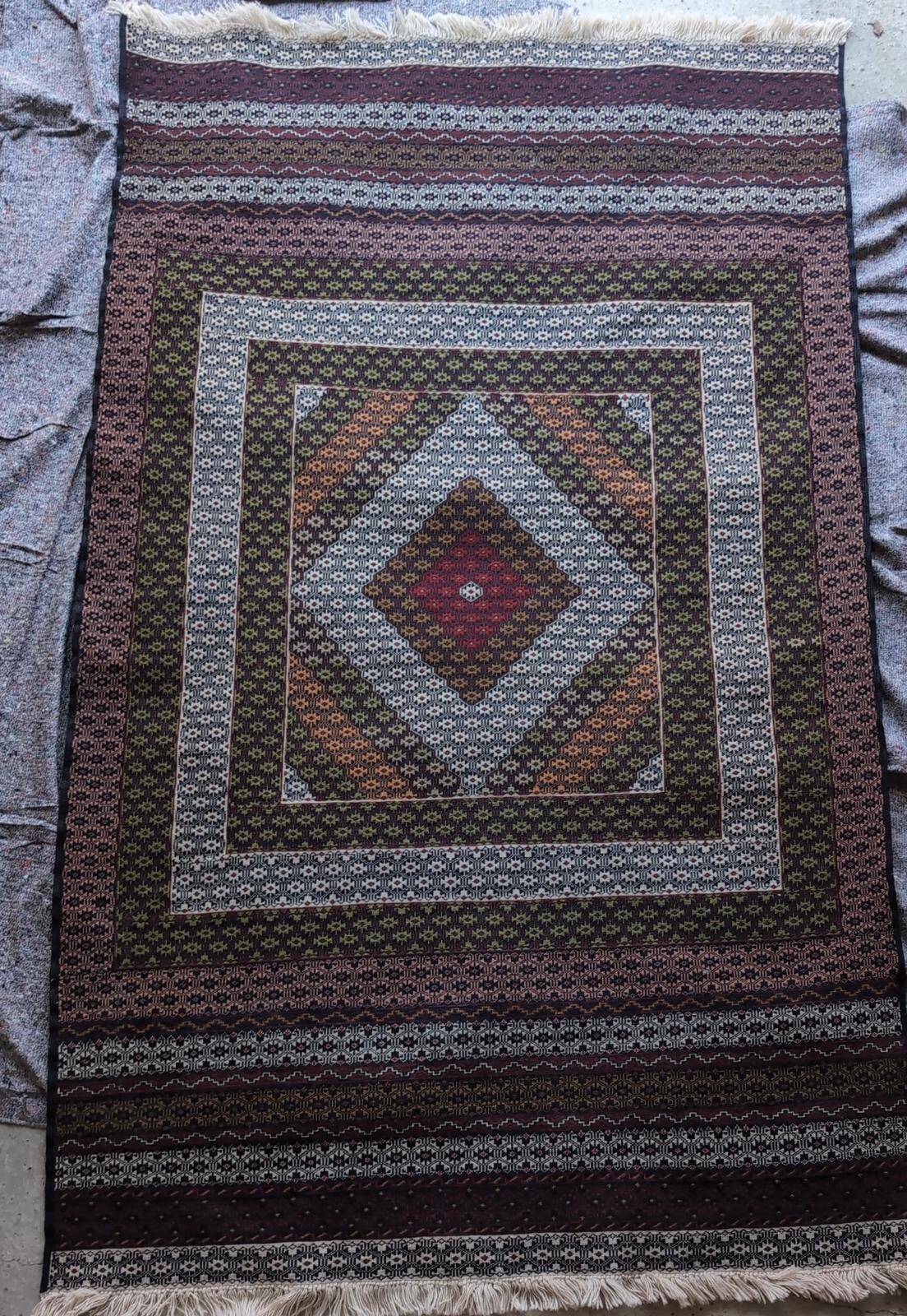 Tapis afghan artisanal réalisé à l’aiguille – 175 × 135cm