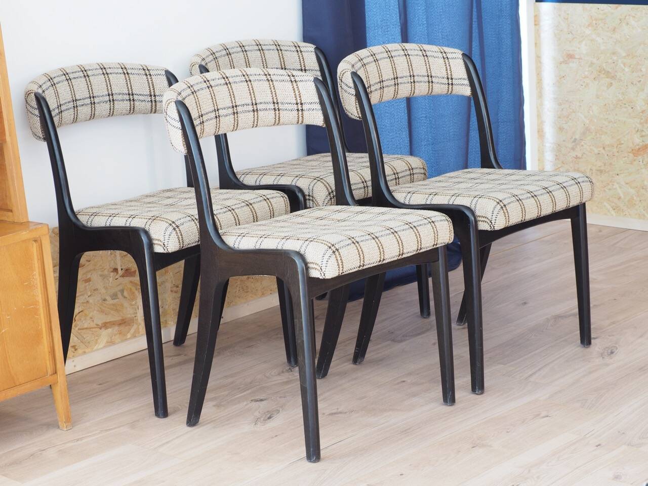 4 self-service chairs