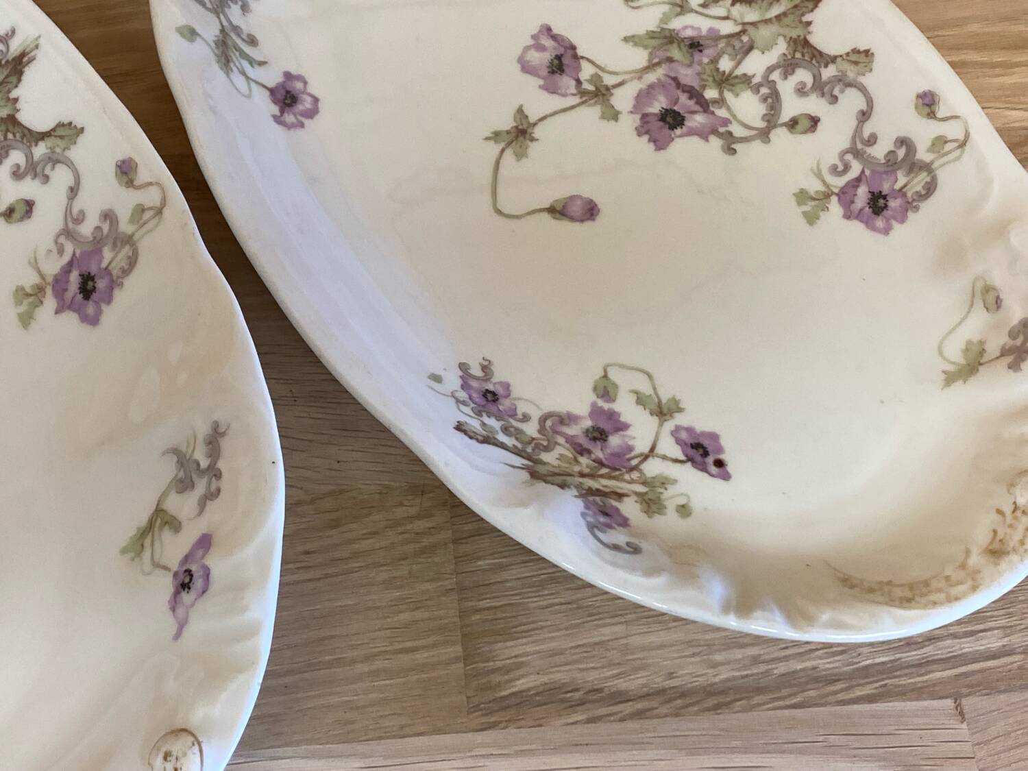 2 porcelain dishes