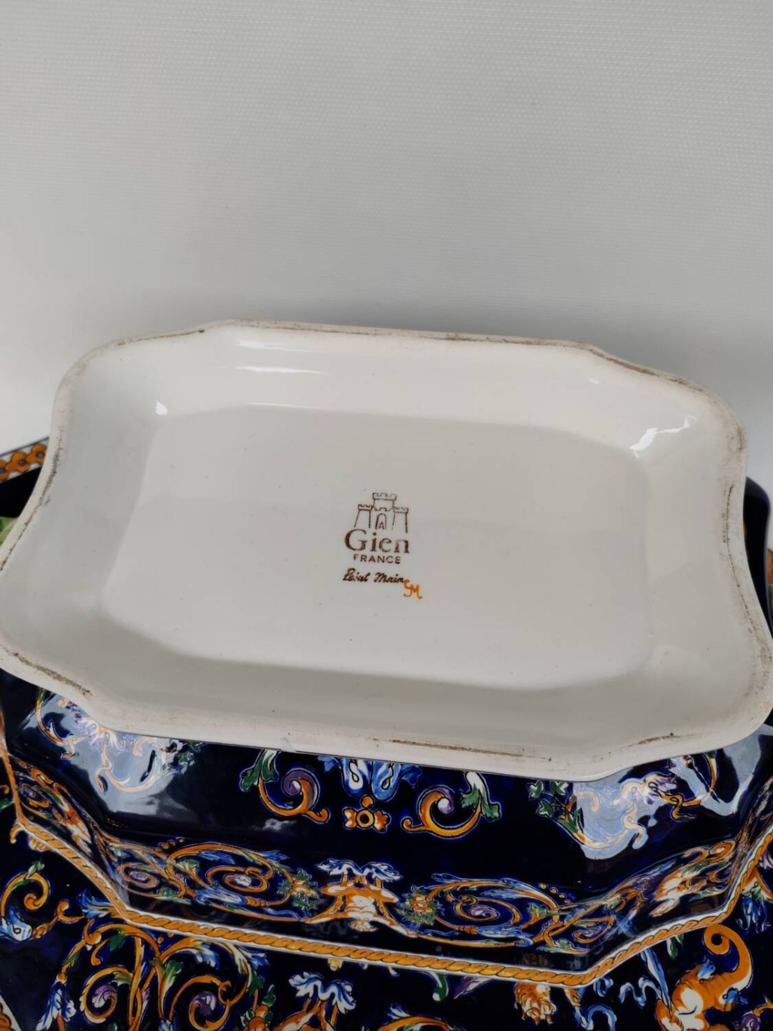 Very large soup tureen and its plate in Gien earthenware. 20th century.