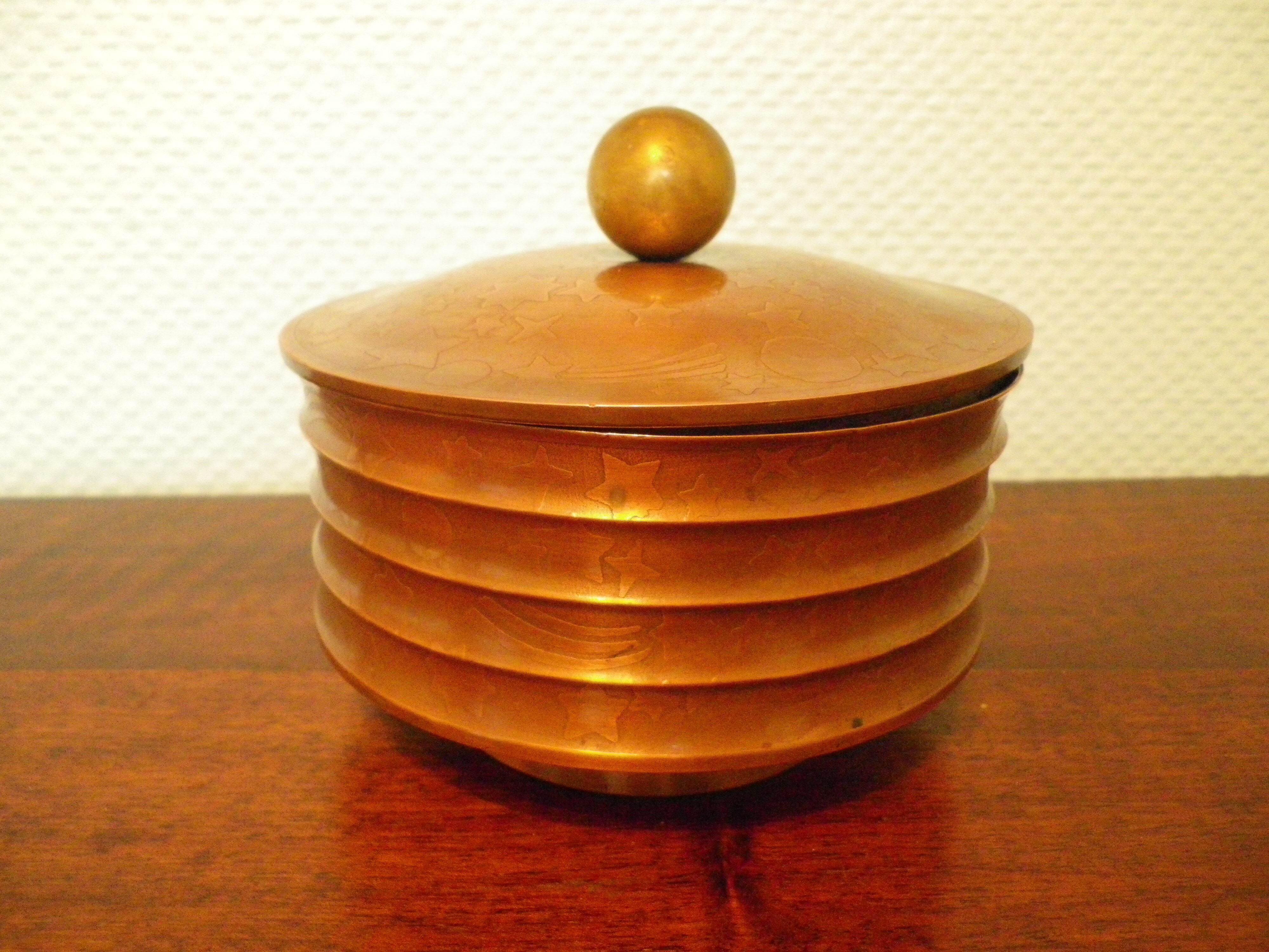 Empty pocket with its copper and metal incubator