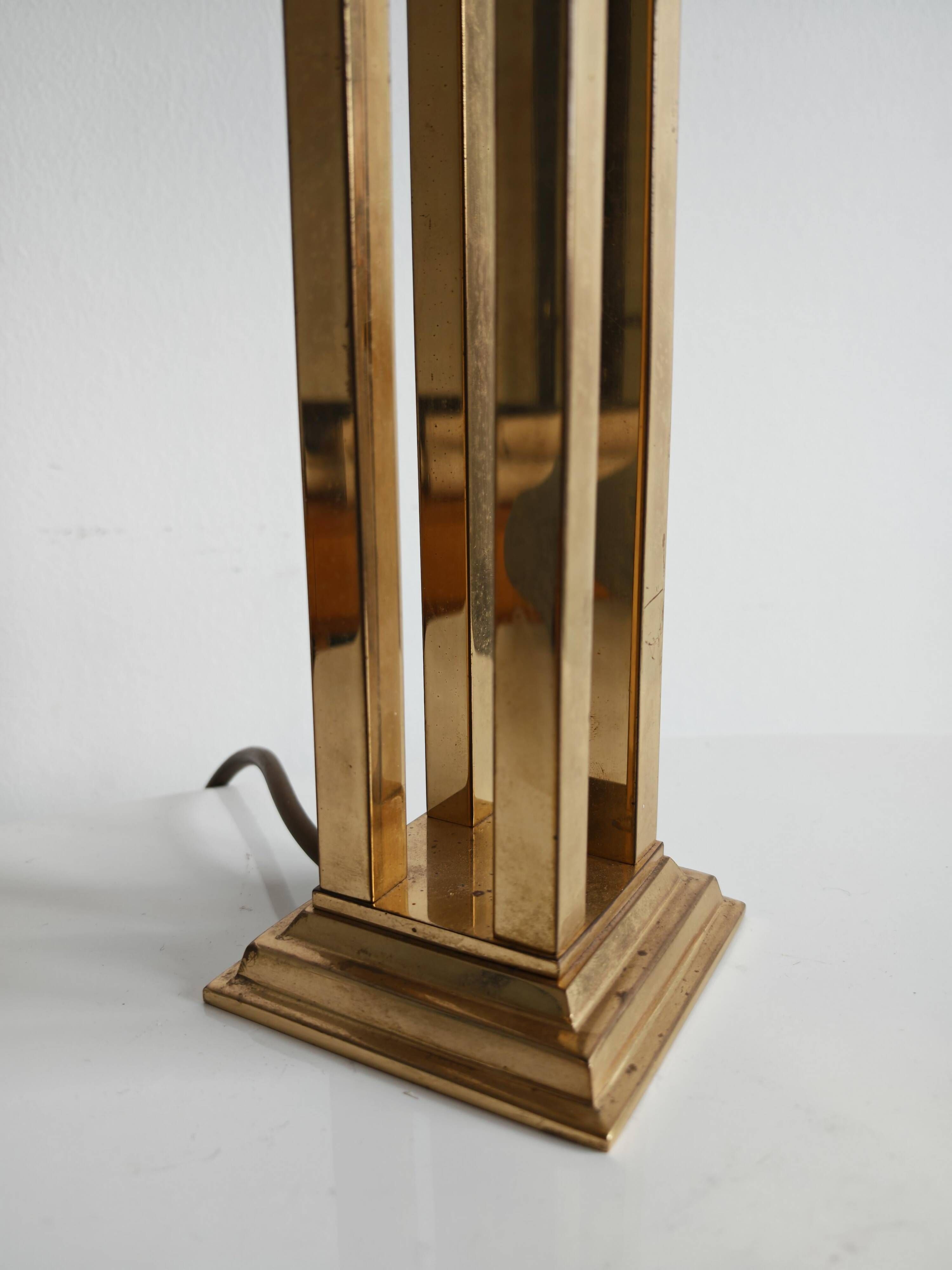 Hollywood Regency table lamp in gilded brass in the style of Willy Rizzo from the 1960s.