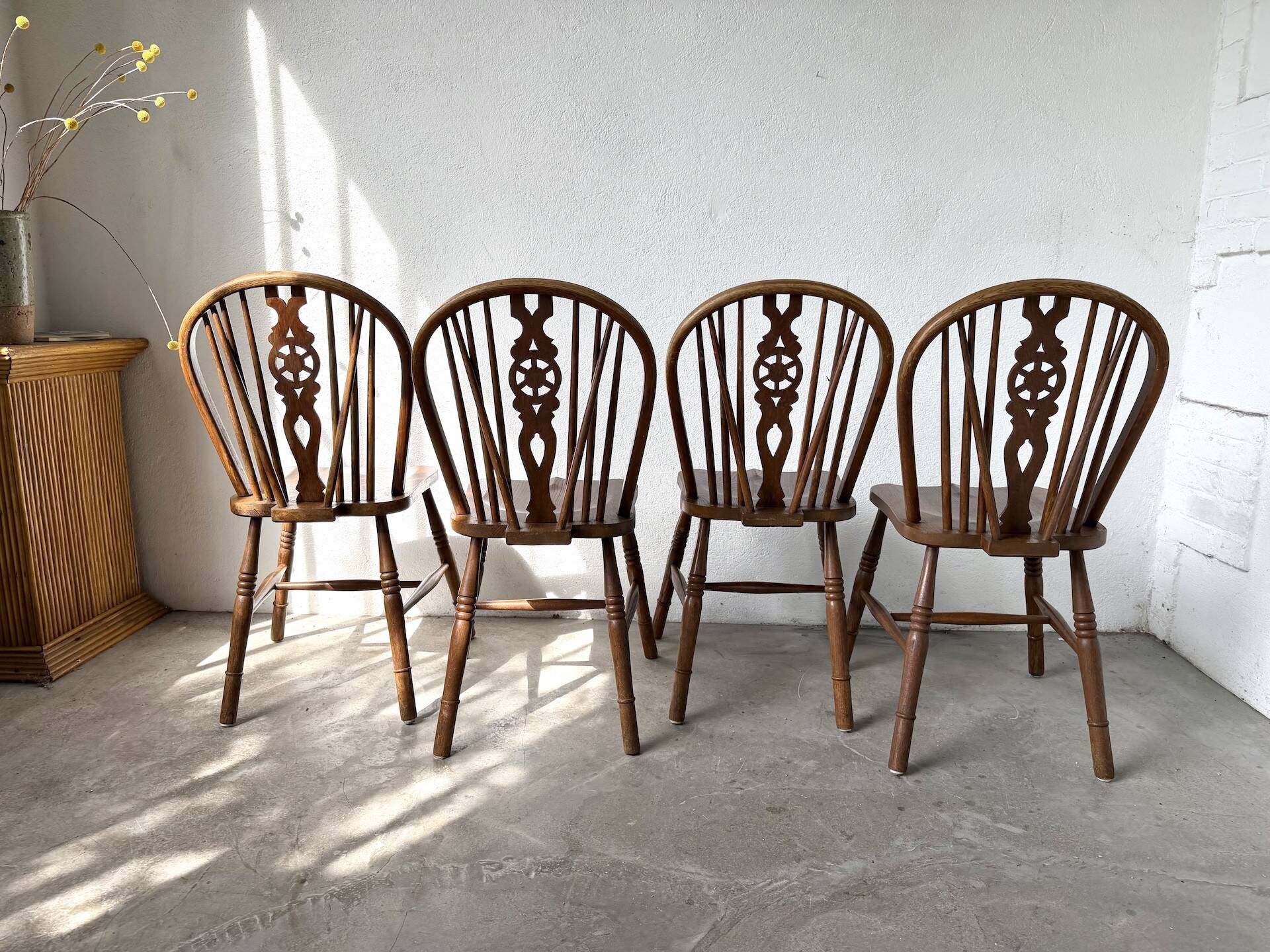 Suite de Quatre Chaises "Windsor"