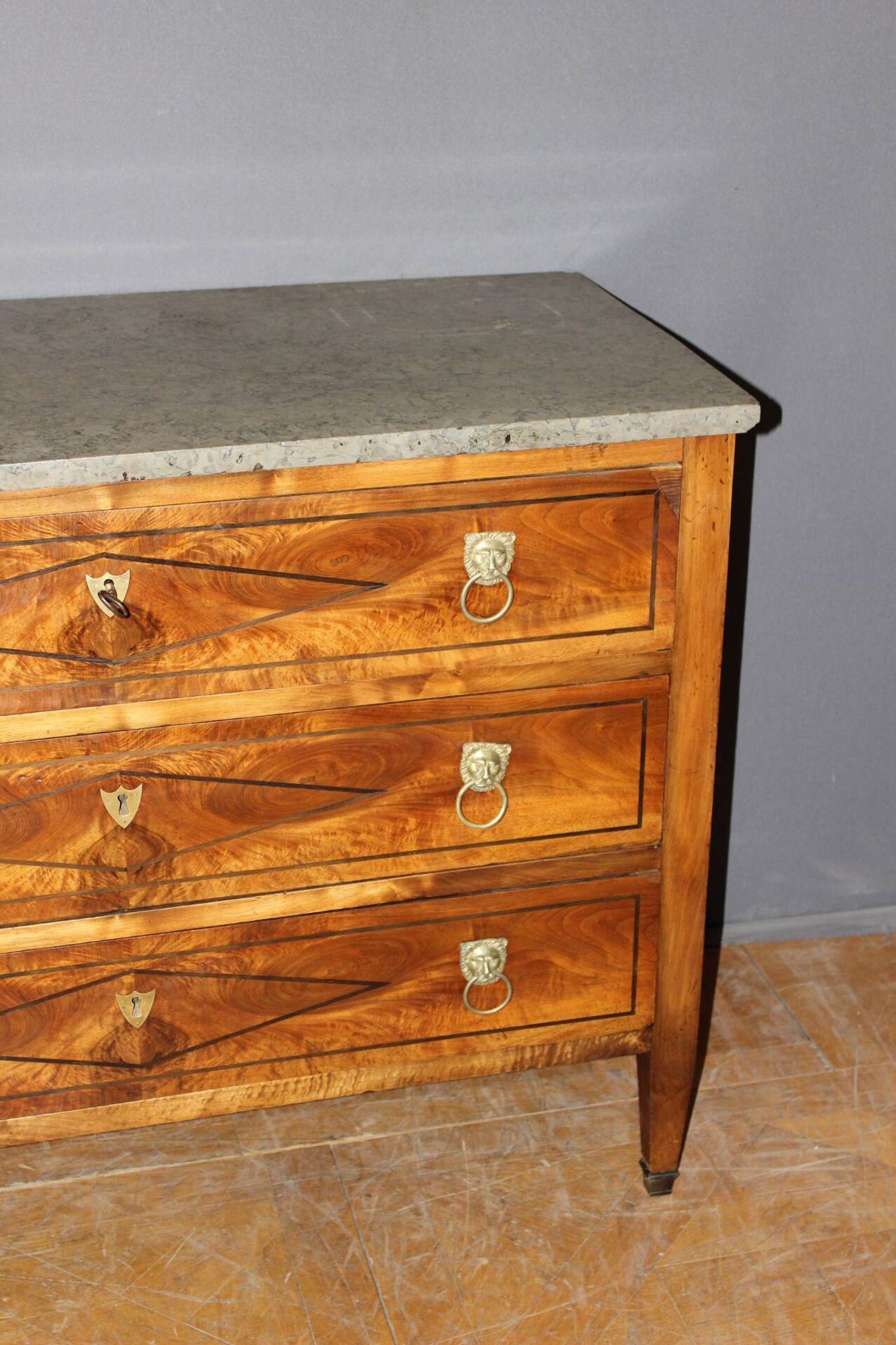 Commode Directoire en Noyer fin XVIII