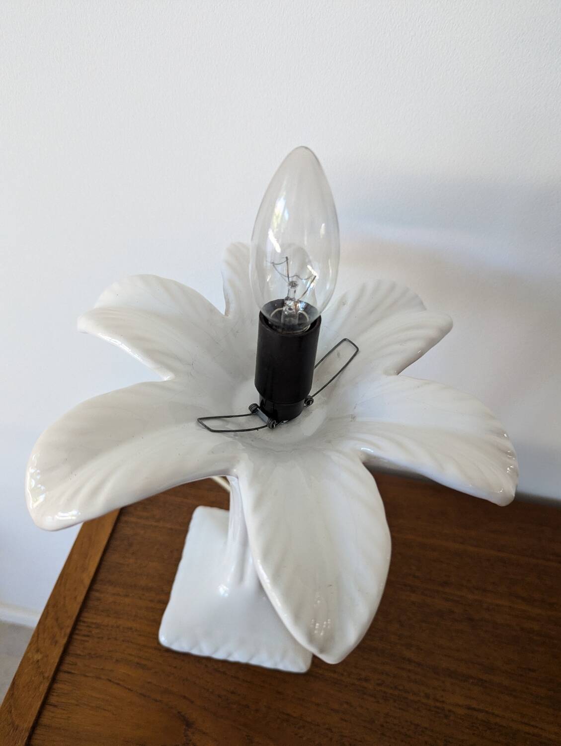 Vintage 80s white ceramic palm lamp