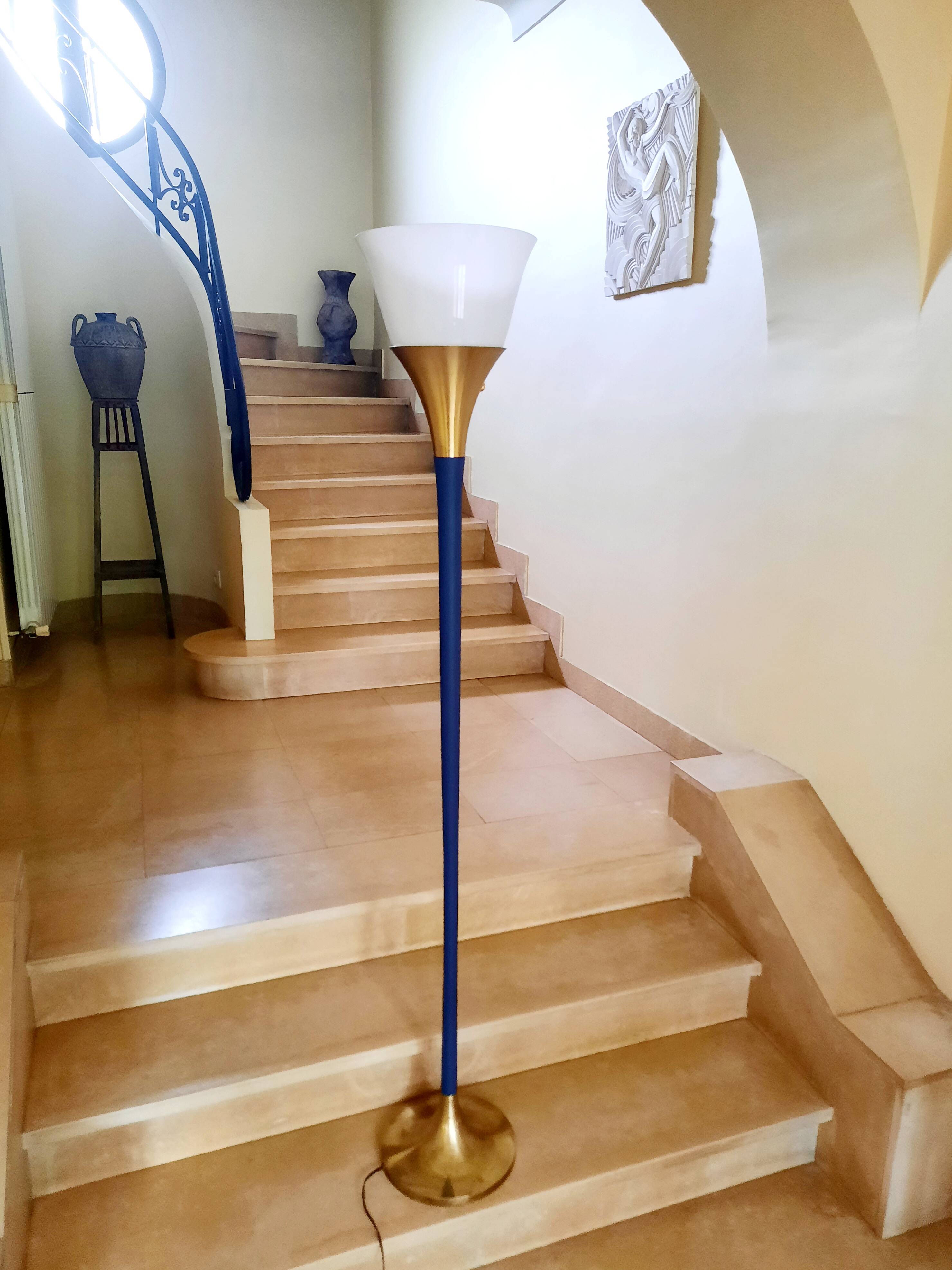 Torchiere floor lamp