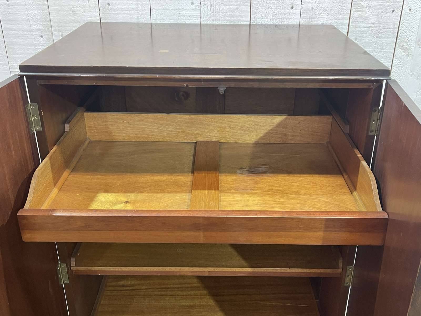 Buffet anglais en noyer des années 1930