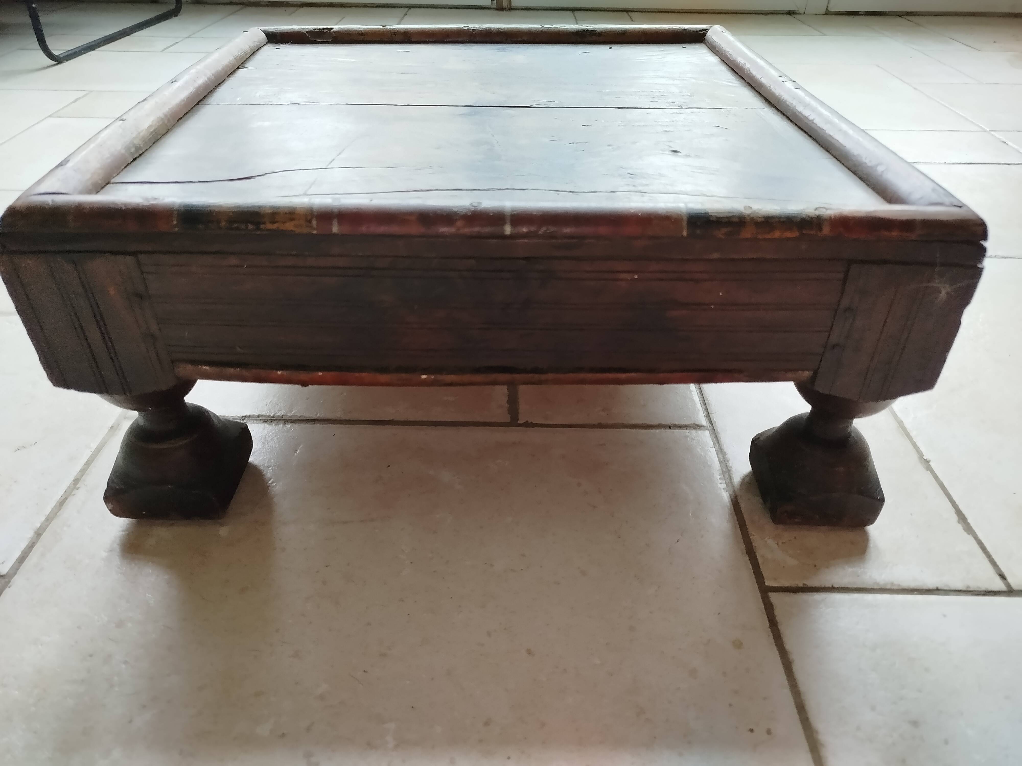 Authentic Bajot coffee table from Rajasthan, 19th century.