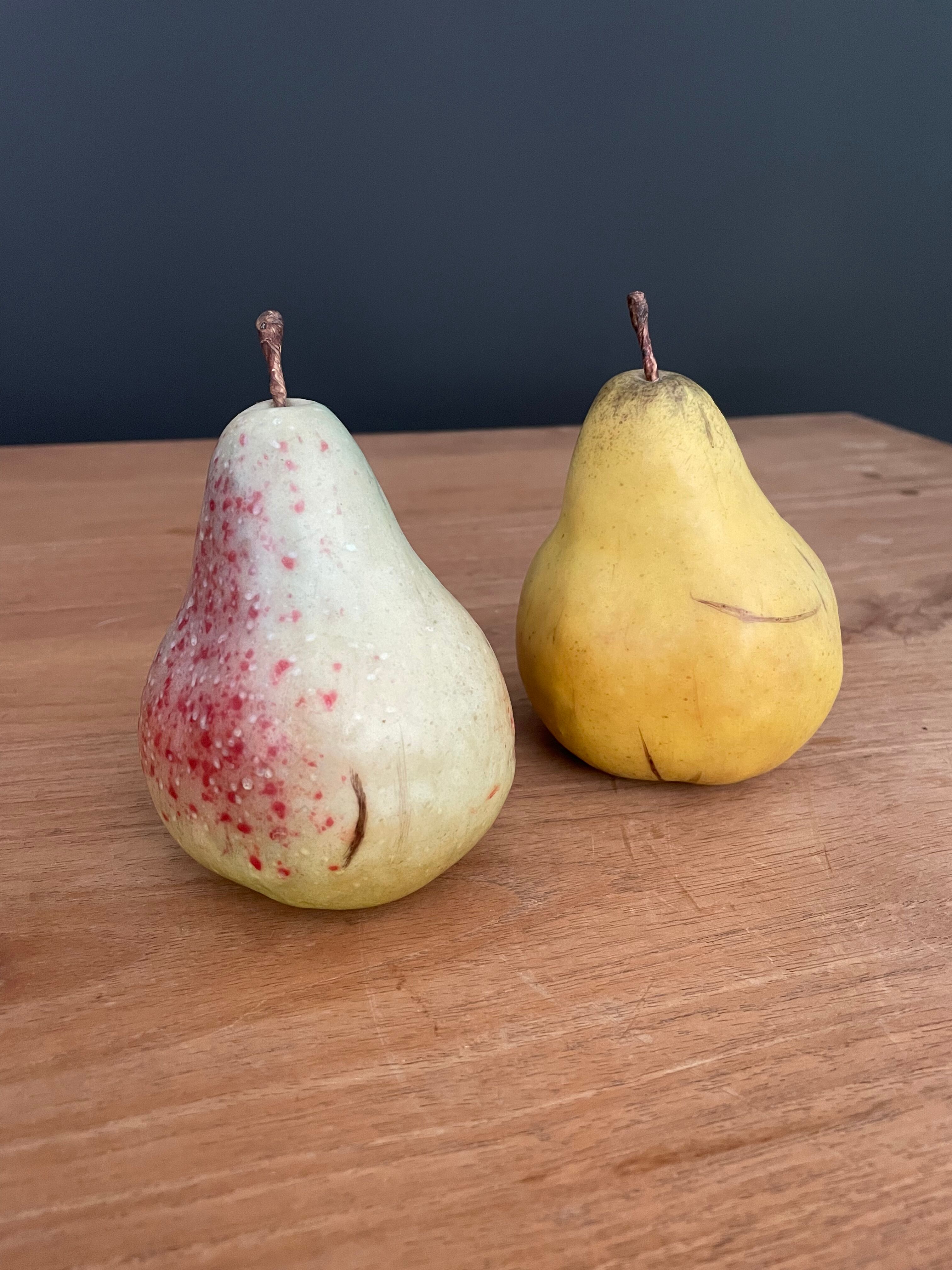 Set of 2 decorative pears in resin