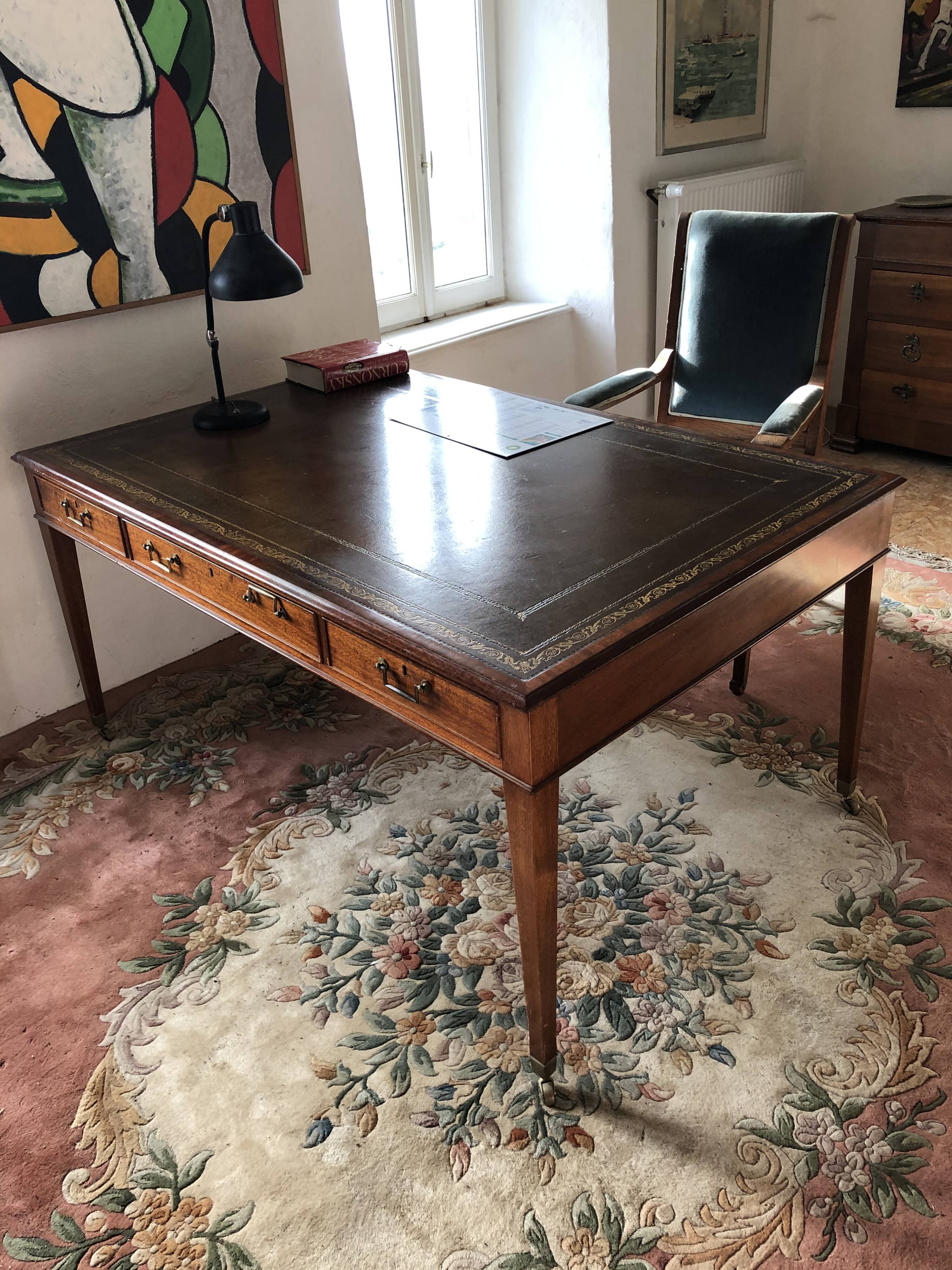 Double-sided desk