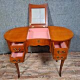 Louis XV style hairdresser in the shape of a bean, elegant and very decorative.