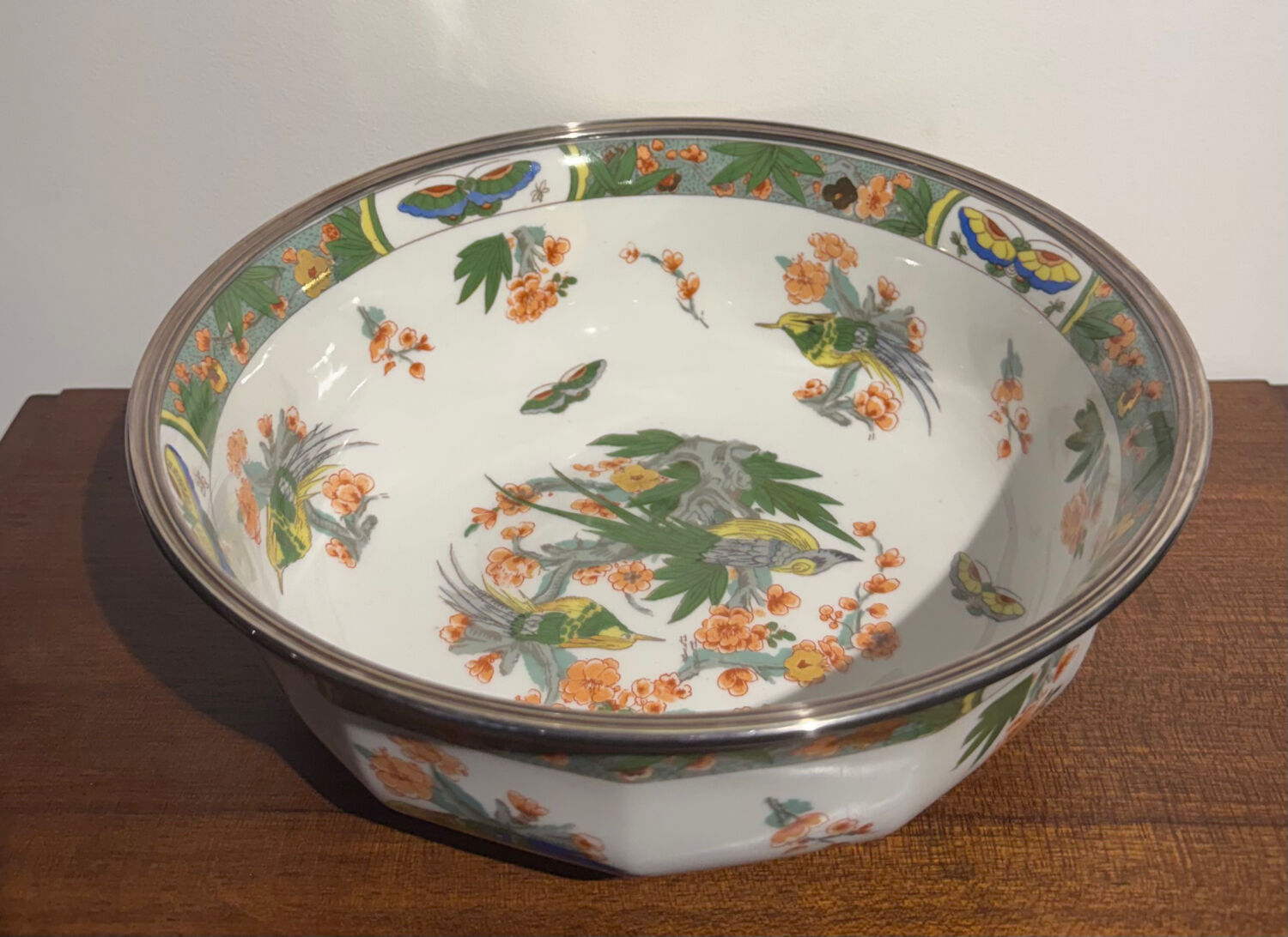 Shallow porcelain plate from Limoges Raynaud, bird decoration.