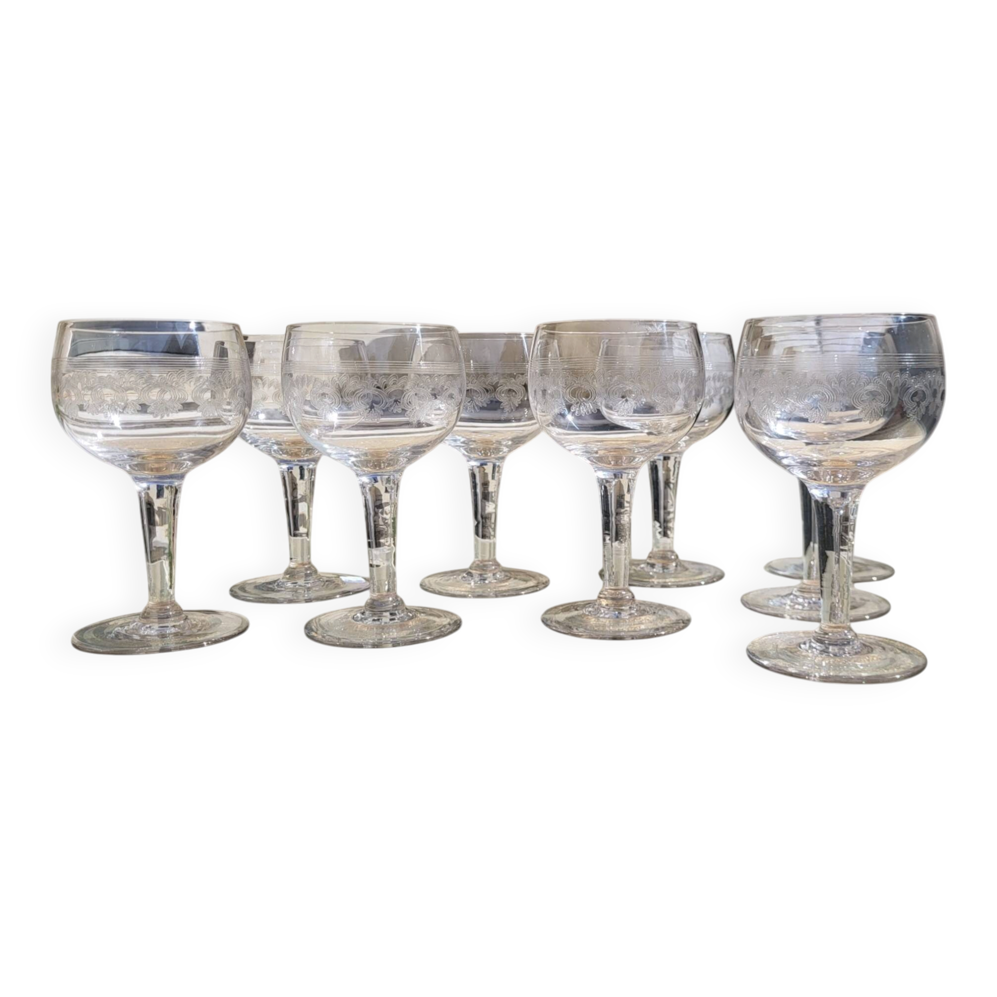 9 verres à vin guillochés déb. XXème