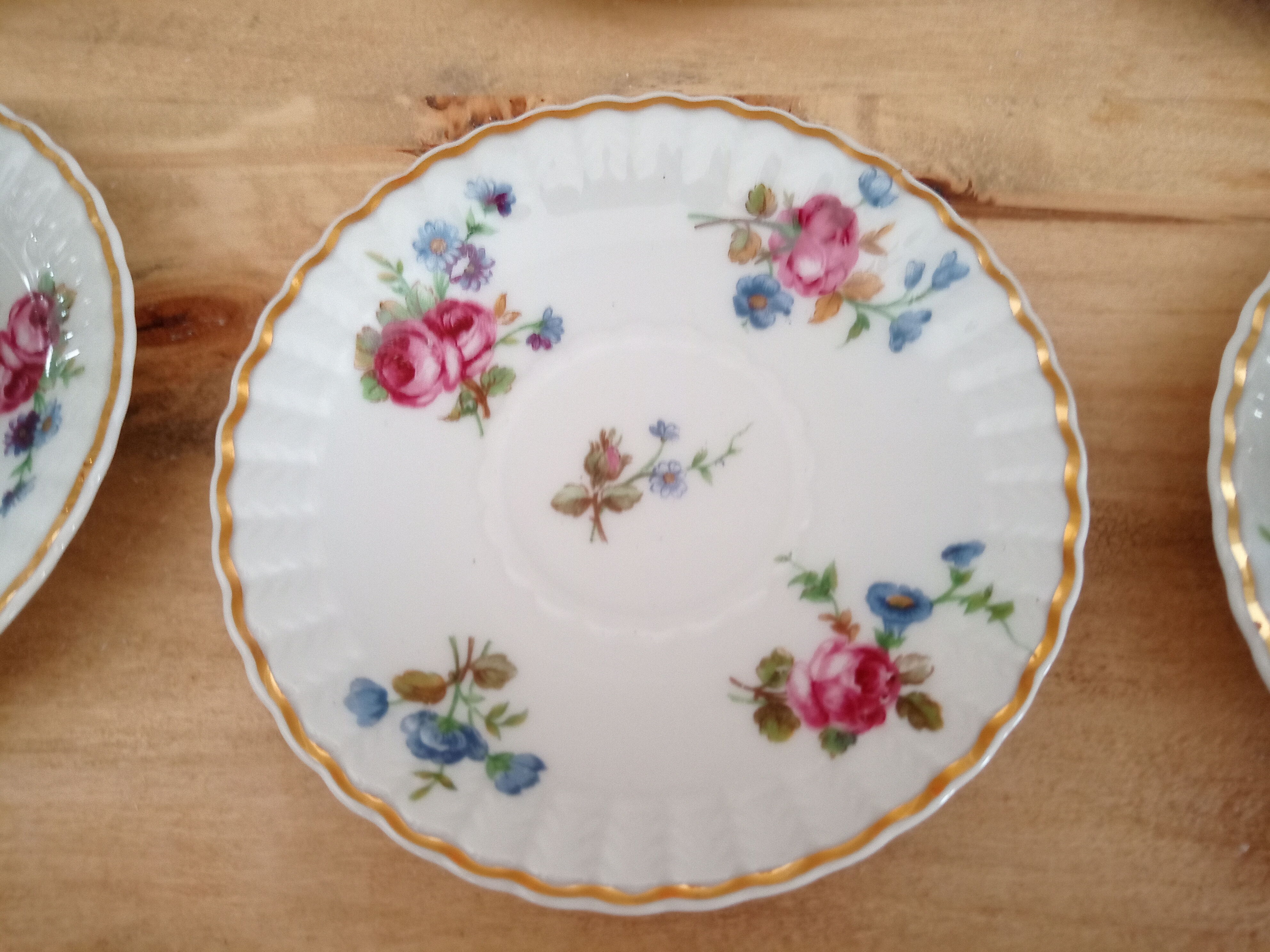 Lot de 6 tasses à café et sous-tasses décor fleuri et liseré doré, porcelaine de Limoges Bernardaud