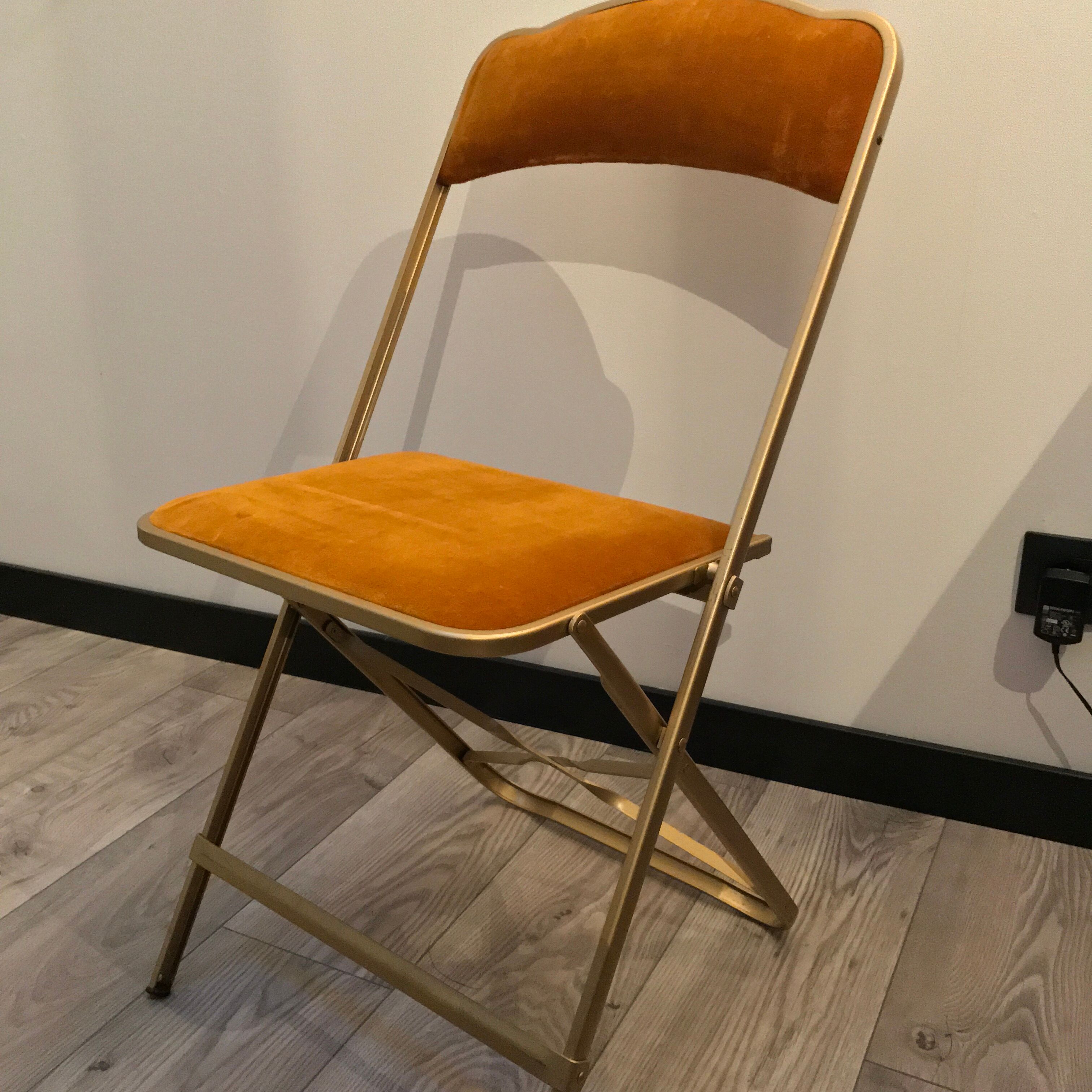 Chaise pliante en velours et laiton
